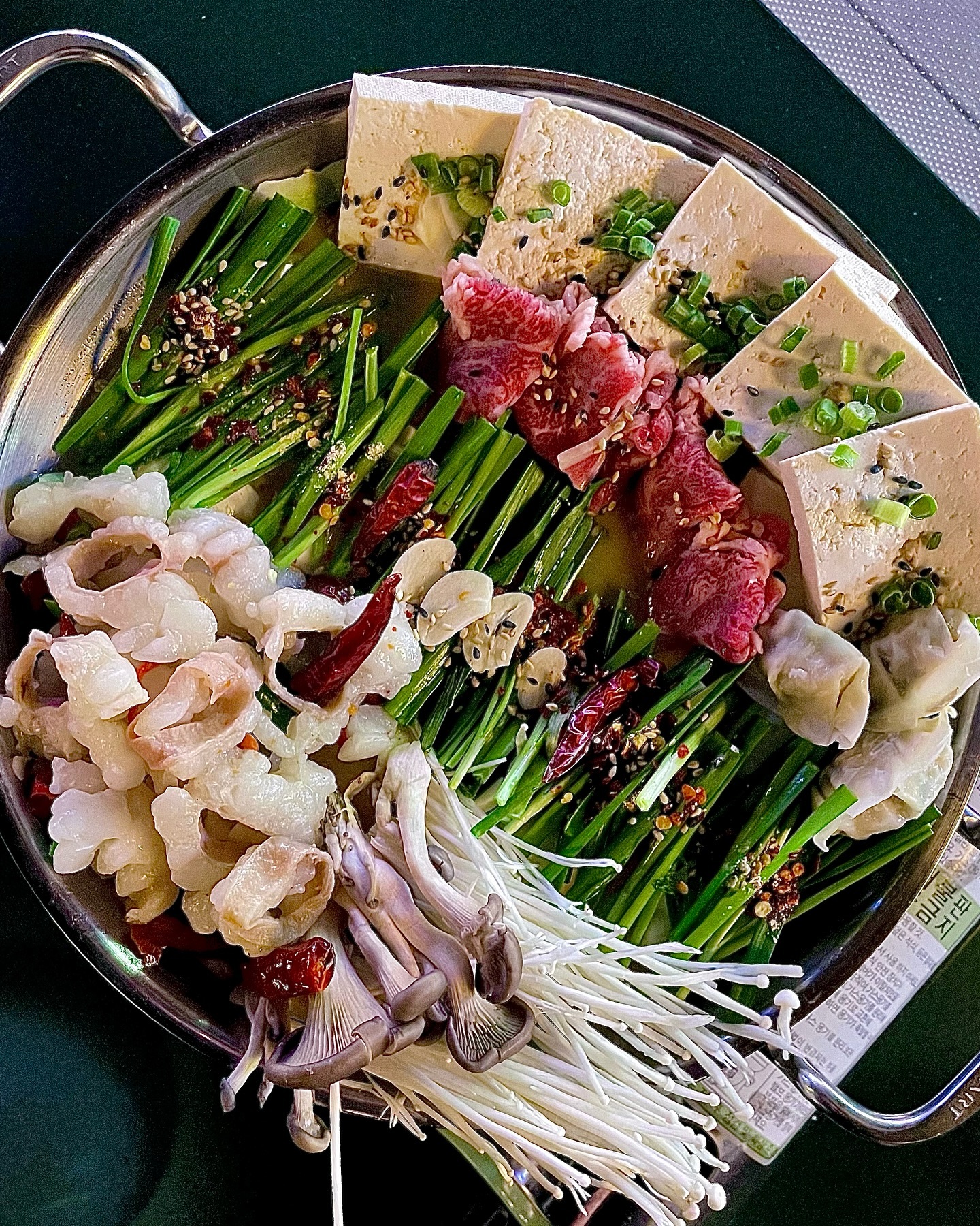 ️ 만게츠 길동점
😋 모츠나베, 미소항정볶음
🧐 아늑한 분위기로 술이 술술 들어가는 곳, 나베 장인이 계시는 곳
따뜻한 나베는 어떤 종류든 깊은 육수맛이 맛있어서 술이 자꾸 들어감
거기다 술이 남으면 어쩔 수 없이 또 추가 주문하게 만드는 마법 같은 곳

서울 강동구 양재대로111길 15 110호

#jmt #존맛 #동네맛집 #맛스타그램 #맛집소개 #맛집스타그램 #맛집추천 #맛집탐방 #맛스타 #먹스타 #맛집 #먹방 #맛집투어 #먹방스타그램 #먹스타그램 #오늘의맛집 #맛집공유 #추천맛집 #찐맛집 #전국맛집 #맛집여행 #맛집그램 #맛집코스 #먹스타맞팔 #핫플레이스 #핫플 #서울여행 #서울여행지추천 #서울데이트코스 #협찬
