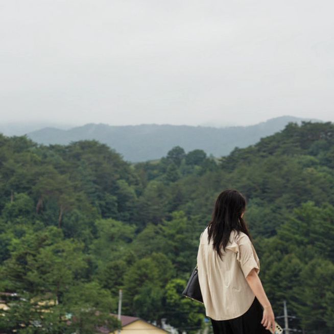 누가 시킨것도 아닌데
어느순간부터 내 사진첩엔
내가 없다.

셀카를 하루에도 몇번을 찍었고
못났어도 내 만족에 차면
홈피,페이스북,인스타그램이나,
잘 나오지 않았냐며 친구들이나
가족한테도 공유하던 나 였는데 말이다.

왜 그랬을까 굳이 생각해 보자면...
외모와 체형이 변해서,
삶에 여유가 없어서,
내 자식을 더 찍어주고 싶어서..
이 세 가지가 가장 큰 이유인거 같다.

#불혹의나이에 #내자신되찾기
#엄마아니고온전한나
#육아맘 의 #공통점
#좋은변화 #인생2막