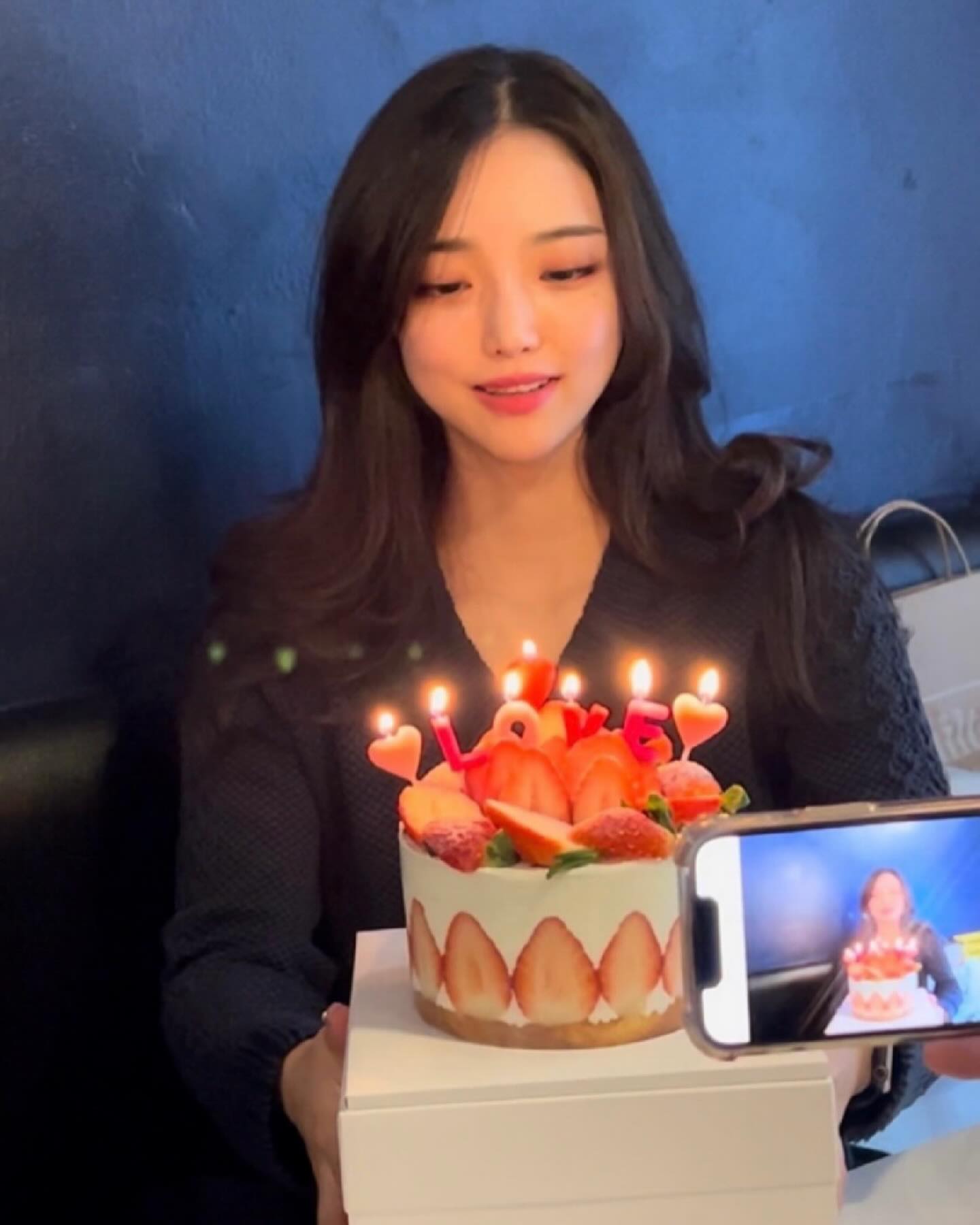 올해 생일도 너무너무 행복한 하루를 보냈습니다♥️

축하해주신 모든 분들 너무너무 감사해요 ❤️

올한해는 많은 일들로 울고 웃고 
했던 한해였던거 같아요 

보답이라도 하듯 제 주변에 너무나 좋은 사람들이 많다라는걸 다시 한번 느끼는 생일이였습니다 

내년에는 더 성장하고 더 멋진 지녕이가 되기를 약속하면서  감사인사 전하고 싶어요-!!

응원해주는 사람들이 
사랑해주는 사람들이 많아서
너무너무 행복합니다 ❤️

#HBD #hbd❤️ 
#happybirthday