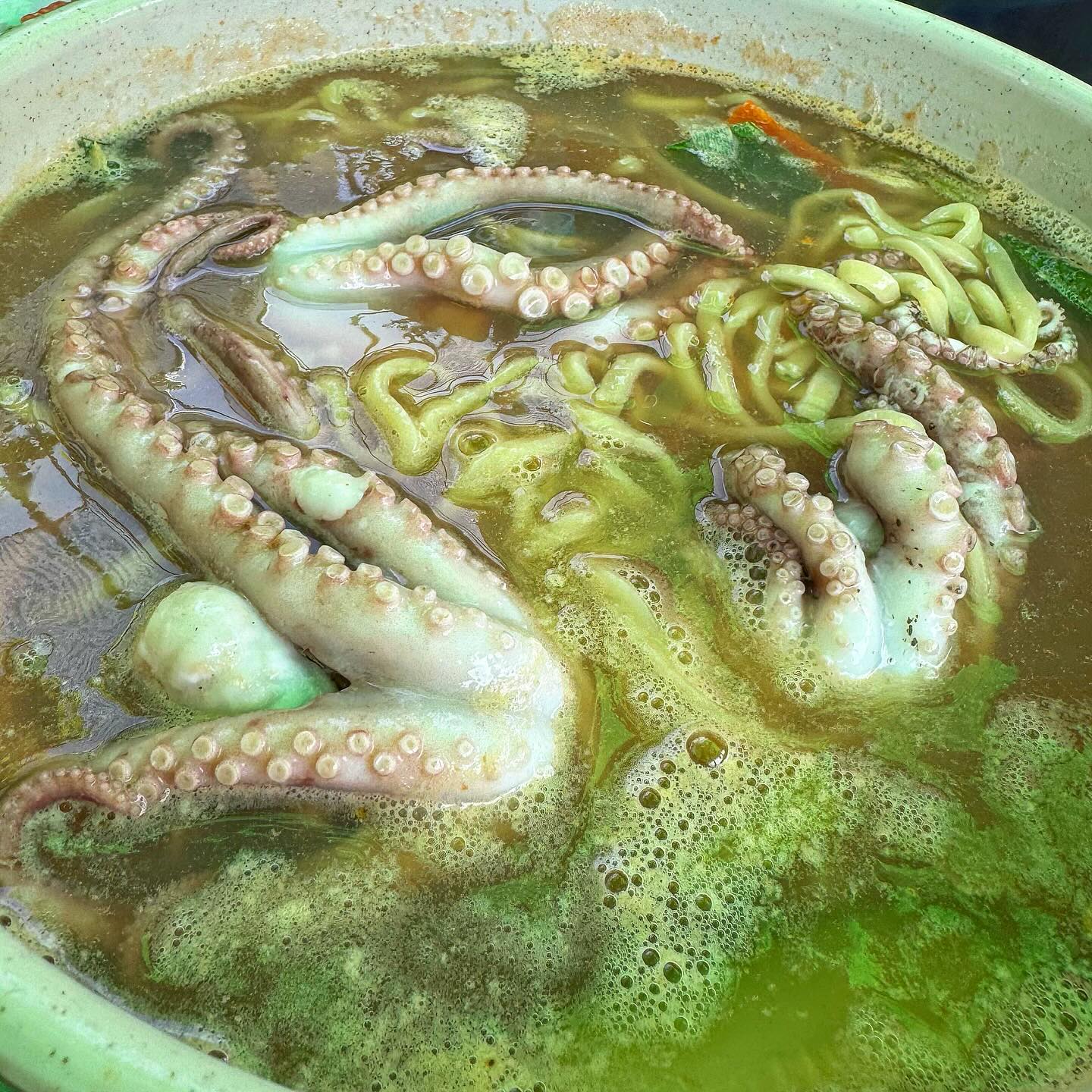 #협찬

안면도에 위치한 #낙지한마리칼국수 

📌낙지한마리 칼국수 (13,000)

1인당 낙지 한마리가 들어있는 칼국수에요 💓 국물은 바지락이 잔뜩 들어가서 엄청 시원하고 맛있었습니다 🫶🏻 낙지는 그냥 먹기에는 심심해서 저는 초고추장에 찍어먹었는데 찍어먹으니 딱이더라구요!! 면도 직접 뽑으시는거라 더 쫄깃하고 맛있더라구요 !! ♥️ 면이랑 국물 조합이 정말 최강이였어요 ㅠㅠ무제한 흡입가능..
김치도 직접 담군 김치같았는데 배추김치 몇번을 더 리필해서 먹었답니다 ㅎㅎ 기본찬 오뎅도 맛있었어요!

애견동반이 가능한 식당이라 귀여운 강아지들이 많이 있었어요! 테라스 자리도 마련되어있어서 저는 테라스에 앉았는데 시원하니 좋았습니다 ~ 

가게가 많이 분주한편이에요! 맛집으로 보여요 ㅎ 안도 밖도 사람들이 바글바글하고 웨이팅하는 사람들까지 가득합니다! 

#태안안면도맛집#태안애견동반식당#태안칼국수맛집#백사장해수욕