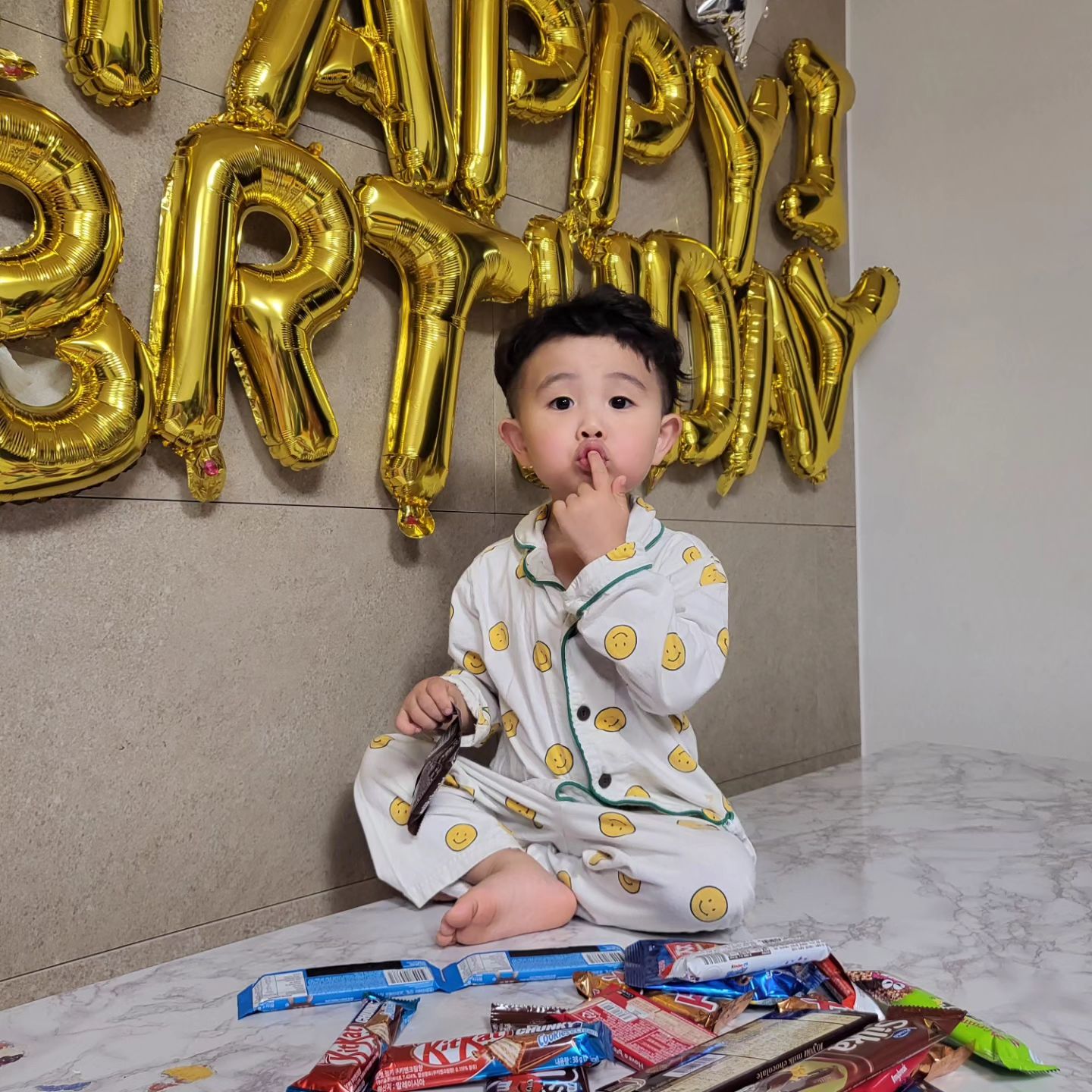 👩:아들!!생일선물머받고싶어?
👦:초콜릿!!!!!

그래서편의점을털었다 🫢🫢🫢