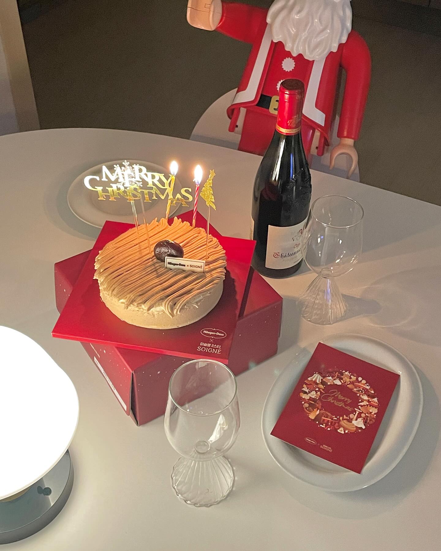 #광고 크리스마스 시즌과 함께 돌아온 #하겐다즈x미슐랭셰프 콜라보 시즌2 🎂❄️♥️🎂❄️♥️
미슐랭 디저트의 맛과 퀄리티를 그대로 선물할 수 있는
#몽블랑바나나크레뮤케이크 에용
#크리스마스케이크 딱인 요 #하겐다즈몽블랑 케이크는 #생일케이크 물론이고 12월 크리스마스 파티에도 좋을 거 같아요🎂♥️

크리미한 바나나 크레뮤를 얹어 달콤함과 부드러움을 느낄 수 있고, 안에 흑임자 초코 크런치로 한국인 입맛까지 잡았지용

메시지 카드와 한정판 케이크 데코픽까지 증정된다고><
카카오톡 선물하기에서 쉽게 구매할 수 있답니다!!♥️
(데코픽은 12월 18일~ 25일까지 증정)

배송도 '꽁꽁딜리버리'서비스로 안전하게 녹지않고 배송되어서
녹을 걱정🙅‍♀️

#하겐다즈#하겐다즈케이크 #파인다이닝케이크 #하겐다즈몽블랑 
 #하겐다즈x스와니예