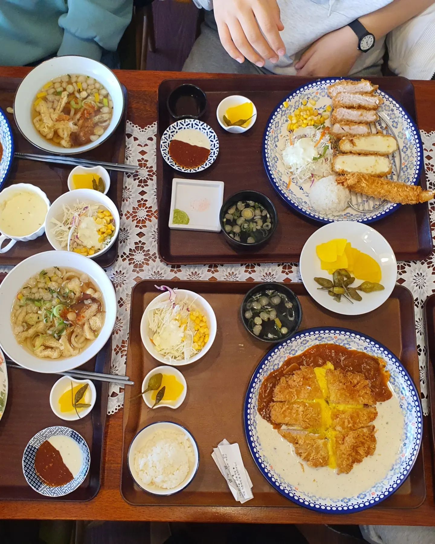 언제나 푸짐한 우리가족 한끼!!!

5명이니 메뉴도 5개!!!! 푸짐하지 않을수가 없다.
돈까스도 먹고 보드게임도 하고 솜사탕도 먹고~~
starmoonfood

#둔산동 #대전돈까스 #별달돈까스 #별리달리 #가족오식 #주말외식