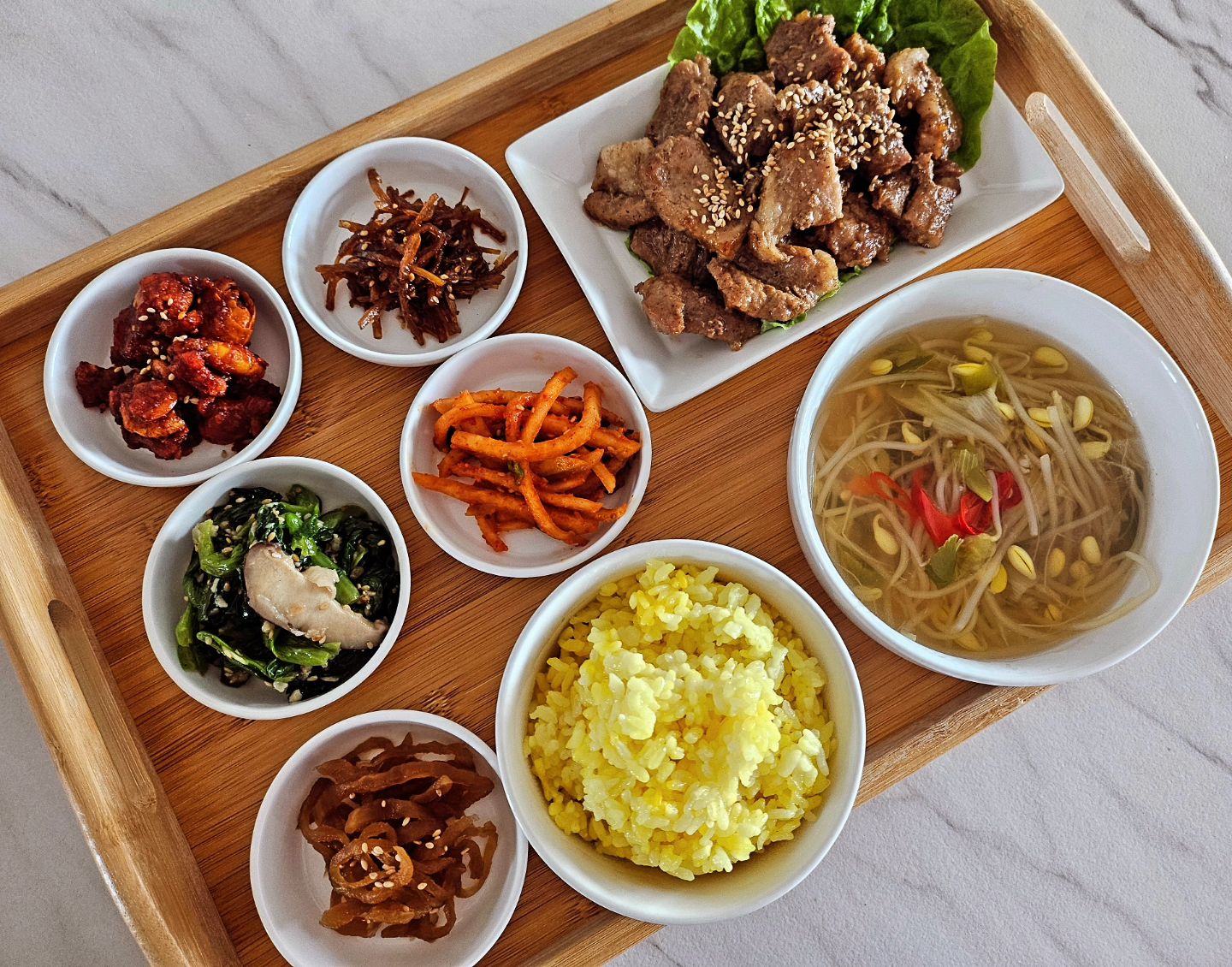 🍽

며칠 강추위 예정이던데
어떤 따뜻한 음식을 먹어야 
잘먹었다고 소문이 날까🤔

#오늘뭐먹지 #오늘의메뉴 #상차림 #밥상스타그램 #밥상 #점심밥상 #점심메뉴 #강황밥 #콩나물국 #양념돼지구이 #우엉조림 #콜라비생채 #새우강정 #청경채버섯볶음 #무채장아찌
