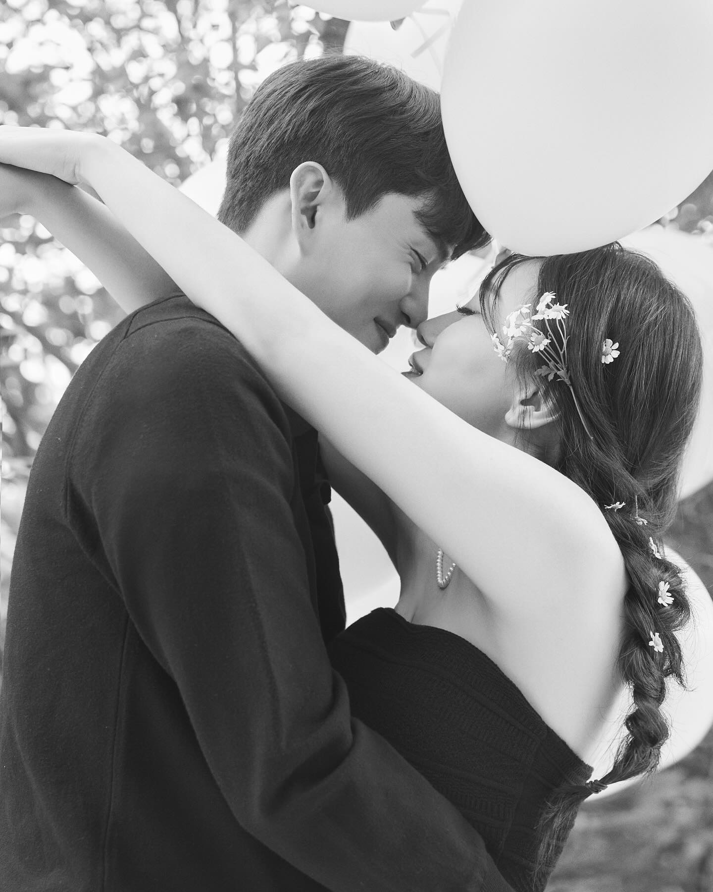 wedding , D-16💍
2023년 11월18일 토 12:00
포항UA 컨벤션 6층 그랜드볼룸

“저희결혼합니다”💎💍
미뤄줬던 결혼식을 드디어 합니다.

한 분, 한 분 직접 찾아뵙고 인사드리는 것이 예의지만 오랜만에 드리는 연락으로 부담되지 않을까 선뜻 연락드리지 못한 분들이 많습니다.

너그럽게 이해해 주시고 연락 주신다면
감사한 마음으로 기쁜 소식 전하겠습니다.

좋은 날, 귀한 걸음으로 자리를 축복해 주신다면 감사한 마음 평생 깊이 간직하며 살겠습니다.