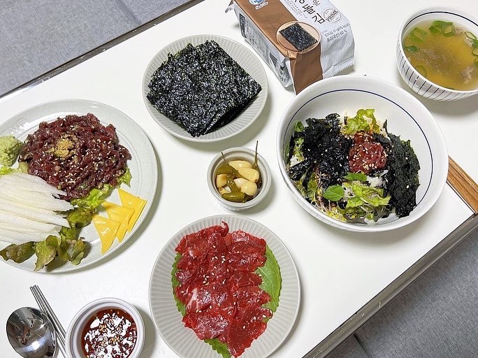 #제품제공 #협찬

비오는 토요일 ☔️

주말 저녁 맛있는거 드시나용? ㅎㅎ

저희는 육사시미랑 육회에 

육회 비빔밥까지 배터지게 먹었어요 🫢

둘이서 다들 이정도는 드시져?ㅎㅎㅎㅎ 

.

이번에 yemat1004 에서 김을 보내주셨는데

저 깜짝 놀랬잖아요 ?

생각했던 보통 김이랑 다르게 두껍고

집에서 갓 구운 맛있는 김맛이랄까요 ?

간이 너무 짜지도 않아서

육회도 싸먹고 비빔밥에도 듬뿍 넣어먹었네요 ㅎㅎ

요거는 다 먹으면 개인적으로도 계속 주문해서 먹어질거 같아요 !

꼭 드셔보셨음 하는 고급진 김맛 💖✨

.

#예맛구운곱창돌김 은 코스트코 전국매장에서 만나볼수 있으니

꼭 드셔보세요 😆😆😆

.