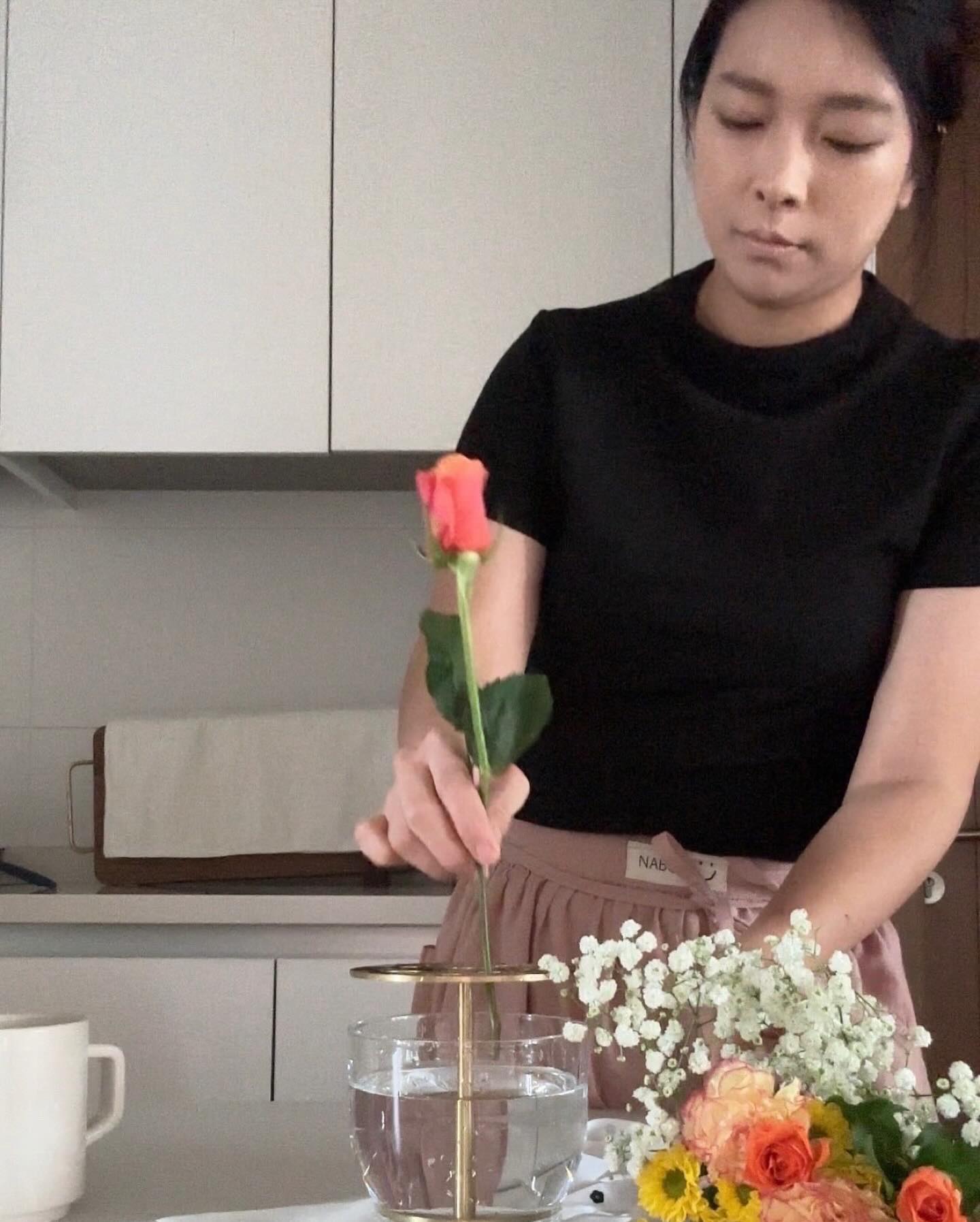 집중입 제대로네요  ㅋㅋㅋ
아흑  귀찮아도  꽃사러 직접가야겠어요 ㅜㅜ
KT 꾸까 자꾸 비숫한  색감으로만  보내줘 영~ 맘에 안들어요 
이제  꾸까 안녕해야겠네… 
장미상태도  너무  안좋고요…속상 

#이케바나화병 #프리츠한센 #프리츠한센화병 #프리츠한센이케바나