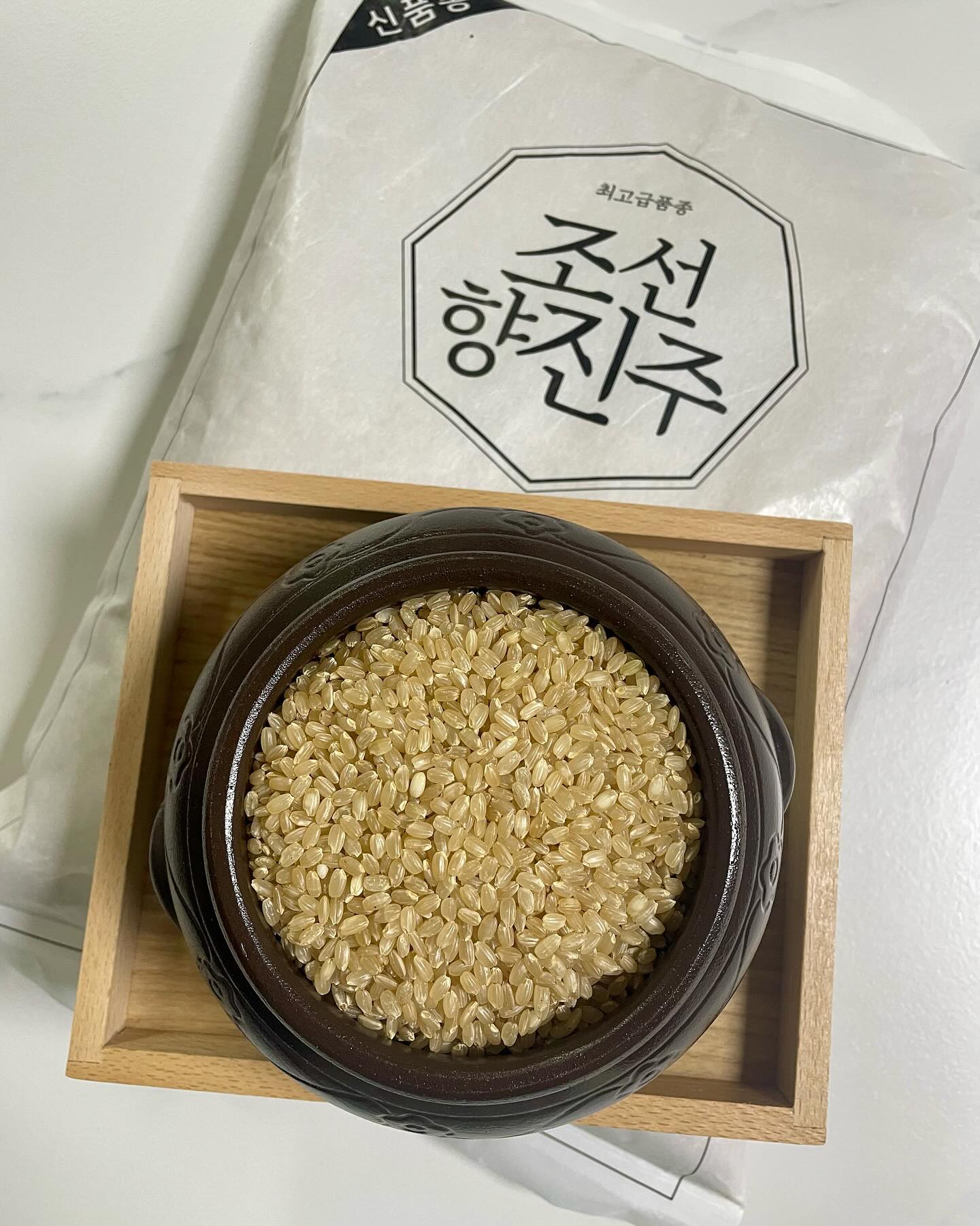#협찬 📍조선향진주 조선현미

찰지고 단맛나는 신품종 조선향진주 현미로
맛있는 현미밥 만들어 먹었어요🍚

조선향진주는 충청남도 농업기술원에서 독점개발한
최고급 신품종으로 우수한 맛과 품질을 보유한 최고급 쌀인데요!!

확실히 우수한 쌀로 밥을 만들어 먹어보니 다르더라구요💛
밥알이 탱글탱글 살아있고 부드러우면서 촉촉😀

씹을수록 단맛이 느껴지는 조선현미🌾
건강한 현미밥으로 가족들과 한끼 추천드립니다💝

#최고급품종밥맛좋은쌀 #맛있는쌀 #집밥용단일품종 #향기나는쌀 #조선향미 #햅쌀 #밥맛좋은쌀 #좋은쌀 #꿈녀 #조선향진주 #현미밥 #현미 #밥스타그램 #맛스타그램 #먹스타그램