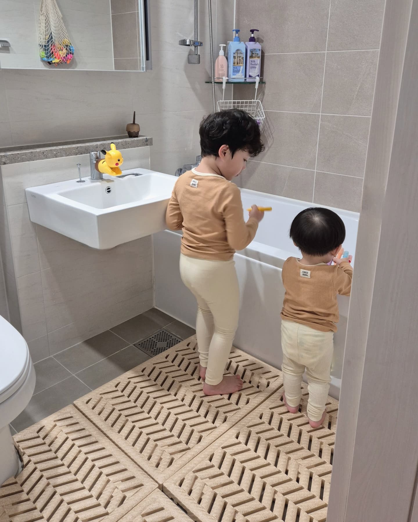 #협찬

와. 욕실에 신발 없다고 이렇게 편해진다고?

저는 아이 엄마라서 아이들 환경에서 리뷰를 많이 남기는 편인데요.
이 매트는요, 아이 키우는 집 말고도요.ᐟ
그냥 성인, 저 자신한테까지도 너무 좋은 템이라서
진짜 남녀노소 최고의 삶의 질 향상템이라고 자부하거든요.

해방매트 ⭐️

욕실에 해방매트 깔고 가장 큰 변화가 뭔지 아세요..?
단연 욕실화랑 바이바이 한거 거든요.
 
이게 생각보다 진짜 차이가 어마어마 하더라구요.
왜 이름부터가 해방매트인지 알겠어요.
그냥 너무 편해요. 신발 안 신고 왔다 갔다 한다는게!
지금 상상하고 있는 그 수준보다 훨씬 더 편해서 놀랍더라구요.

찐감탄은 여기까지하구요. 실생활에서 느낀점들도 나열해볼게요.

일단 저희집 기존 욕실화는 도준이가 고른 귀여운 쿠로미 욕실화였는데
이 욕실화 귀가 자꾸 문에 걸려요🤦🏻‍♀️
그래서 문 닫을때마다 신발 저 멀리 던지고 문 닫아야하는 불편함이 있었는데 이 불편함으로부터 해방돼서 좋더라구요.

또 16개월 둘째 재준이 목욕하다가 미끄러져 넘어진게 몇번인지..
늘 욕실은 긴장의 구역이였는데 해방매트 설치 이후부터 전혀 미끄럽지가 않다보니 아예 문을 열어놓고 살아요.
아이들이 편하게 왔다갔다 하면서 손도 닦고 양치도 하고 얼마나 편한지 몰라요. 재준이 배변훈련할때도 훨씬 도움될거 같더라구요!

특히 해방매트는 물 빠짐이 탁월한 해링본 디자인이라
물기가 바로바로 빠져서 관리가 훨씬 수월하더라구요.

📣 지금 포아트에서는 역대급  원터 세일 특가 이벤트중‼️
인기상품 포함 전제품 최대 ~55% 할인 이벤트 ✨️
포아트 네이버스토어에서 만나보세요 ꕊ

아이는 물론 어른까지도 욕실에서의 시간이 행복해짐을 장담해드립니다✨️

foart_official

#포아트 #FOART #해방매트 #포아트해방매트
#욕실매트 #육아템 #이벤트