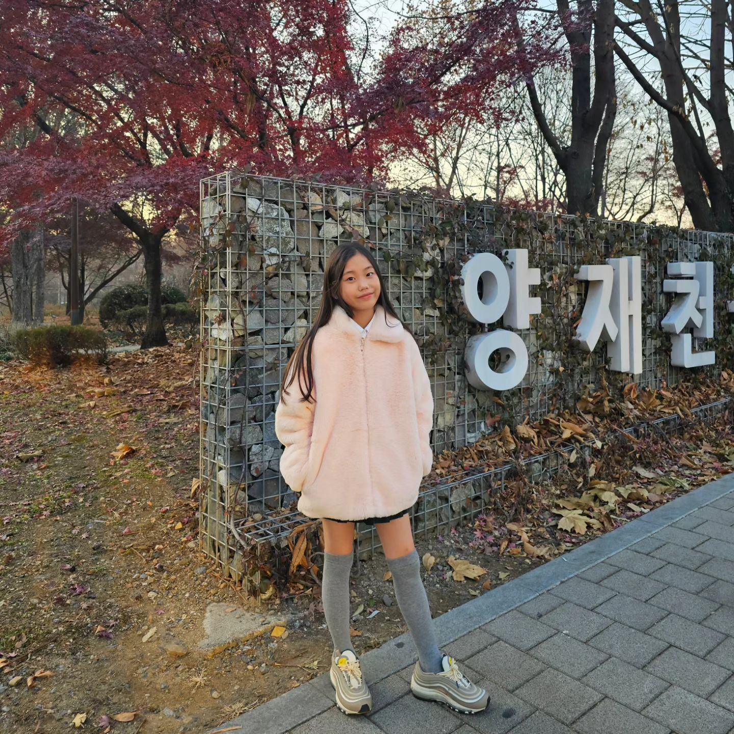 🚶‍♀️ 
사랑하는 딸래미랑 산책

겨울이지만 오늘 낮엔 좀 따뜻했어요

평화로운 양재천...

딸래미랑 도란도란 얘기하는 게 참 행복해요😊

언제까지나 우리 지금처럼만 친하게 지내자

너의 사춘기
나의 갱년기
.
.
.
기대된다 ㅋㅋㅋㅋ

할머니께서 사주신🩷 보송보송한 털옷이 넘나 맘에 든 유나찡

topten10kids_official
topten10kids_balance 

이제 막 150 사이즈 입어서 당황 ㅋㅋㅋㅋ

좀 있으면 엄마 가뿐하게 넘어서겠네🤣

#양재천 #양재역 #겨울산책 #데이트
#nofilter #갤럭시