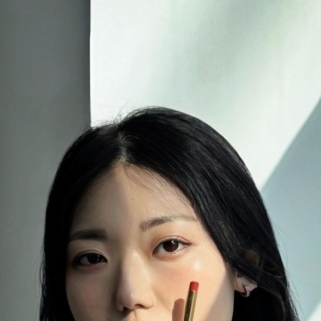  Fashion | Beauty | Lifestyle 다감౨ৎ on Instagram: "#제품협찬 2024 FW 톰포드 런웨이에서 화려하게 빛났던 슬림 립 컬러와 아이 컬러 쿼드를 사용해보았는데요☆*｡
특히 톰포드 슬림 립 컬러는 세련되고 우아하면서 엣지있는 패키지부터 눈길을 끌지않나요👀 립은 크림처럼 녹아드는 촉촉한 텍스처에 입술에 바르면 촘촘하고 은은하게 빛나는 특징이 있어 정말 예뻐버려요༚✧˳⁺⁎ 추천하고 싶은 컬러로는 저는 쿨톤(썸머/윈터 둘다 가능)인데 152호 ’로지 코르셋‘ 요 컬러 바르자마자 얼굴에 형광등 탁 켜지더라고요? 웜톤이신분들은 로지빛이 감도는 브라운 컬러인 100호 ’100‘ 요거 바르시면 바로 분위기 여신되실 것 같아요!
그리고 아이 컬러 쿼드 엠버브론즈는 4구 컬러 조합으로 다양한 메이크업이 연출 가능하고, 톰포드만의 아이코닉 스모키 메이크업룩을 연출하기 딱이더라구요🫢 벨벳처럼 소프트한 제형이라 바르자마자 영롱함이 촤르륵ミ✩
선물하기 좋은 가격대로 선보이는 쁘띠 럭셔리 제품으로 다가오는 화이트데이 선물로도 추천드려요౨ৎ🤍

@tomfordbeauty 
#톰포드 #톰포드뷰티 #TOMFORDWINTER24 #톰포드립스틱 #슬림립컬러샤인 #톰포드슬림립스틱 #톰포드아이컬러쿼드크림 #톰포드아이섀도우 #화이트데이선물"