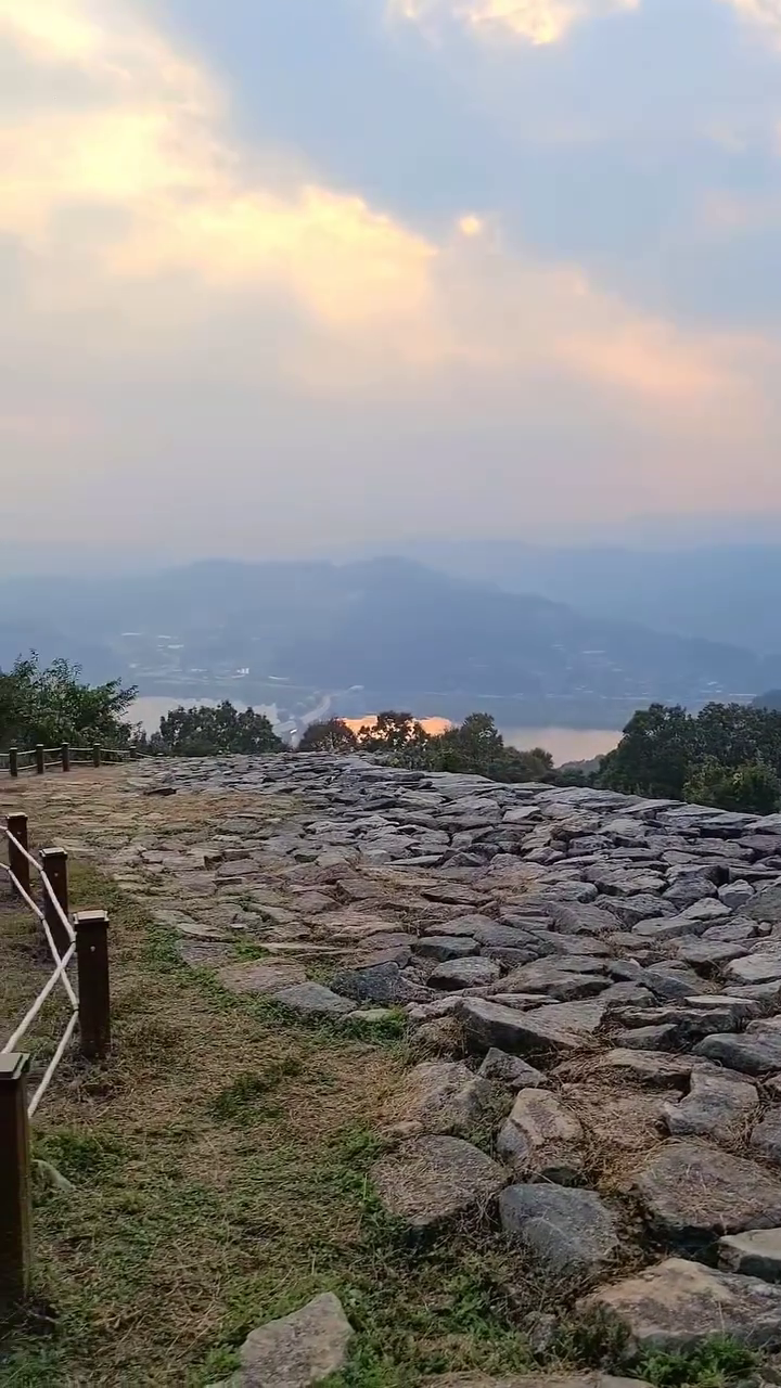 여주 초보자 등산 코스로 좋은 파사성.
약 20분 이면 파사산 정상 파사성에 올라 탁 트인 전망과 일몰을 감상할 수 있어요.
#여행뮤지엄