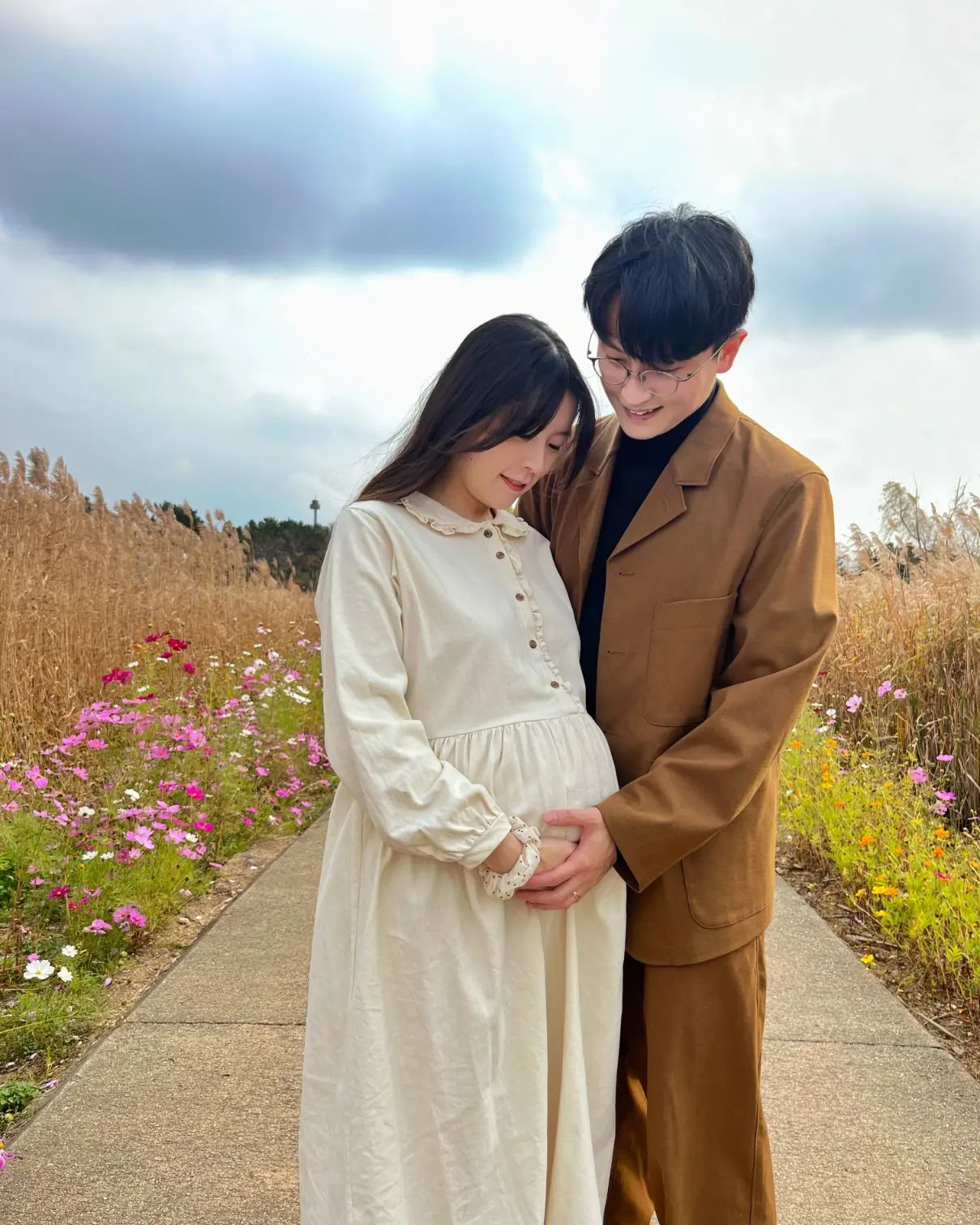 갯골생태공원에서 셀프로 만삭촬영 👨‍👩‍👦

날씨가 애매했는데, 다행히 그래도 잘 나온것 같아서 기뻤다 후후 😸
우리 아들 솔트 건강하게 나왔으면..🥺😽

*tmi : 나름 의미있게 연애 전이랑 초반에 자주 갔던 곳에서 찍음🤭

#만삭촬영 #갯골생태공원