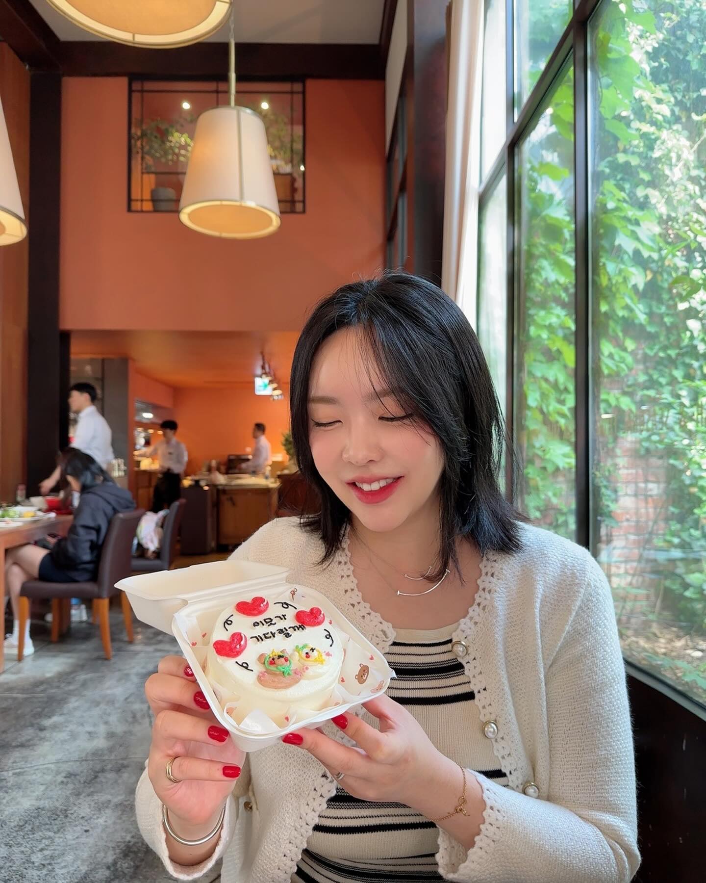 이제 가족들만 빼고는 다 아는 사실이지만,
처음 받은 애기 옷에 괜히 눈물 고였던 날(ಡ‸ಡ)
얼른 낳아서 예쁘게 입히구 언니 만나야지..!!
봄날아, 이렇게 기다리는 사람들이 많으니 애먹이지 말자:D

+ 저희 가족분들은 모를 수 있게 비밀 유지 부탁드려요..♡︎