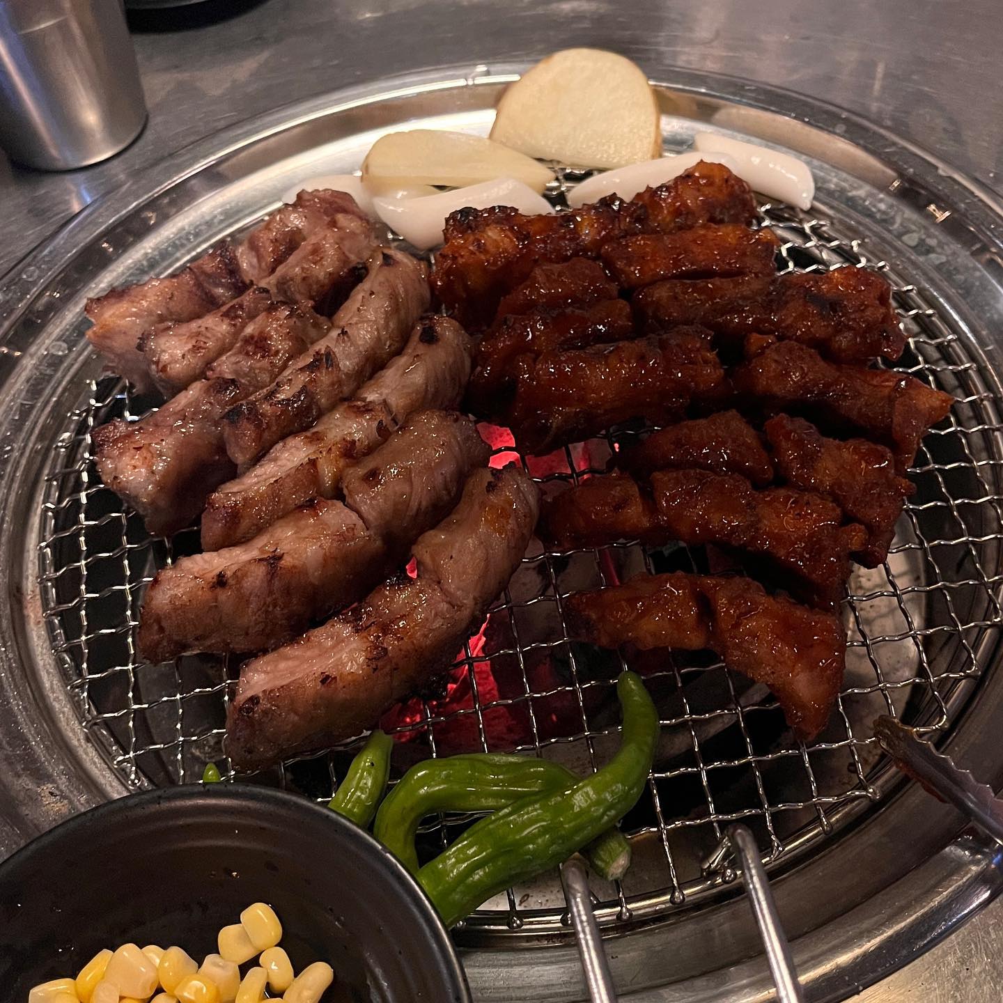 간만에 남편이랑 쪽갈비 뜯으러~🤎
초벌해서 나오니 조금만 더 익혀서 먹으면 되서 너무 좋구 고기도 부드럽고 이때까지 먹어본 쪽갈비 중에 체공👍🏻
직원분들도 너무 친절하시고 유스페이스 건물에 있어서 주차 공간도 널널하고 회식장소로 딱일듯! 

📍경기 성남시 분당구 대왕판교로 660 유스페이스1 a동 211호

#감성쪽갈비  #판교갈비  #판교쪽갈비 #판교고기  #판교고기집  #판교성남맛집 #성남갈비  #성남쪽갈비  #성남고기 #성남고기집  #판교맛집  #삼평동맛집