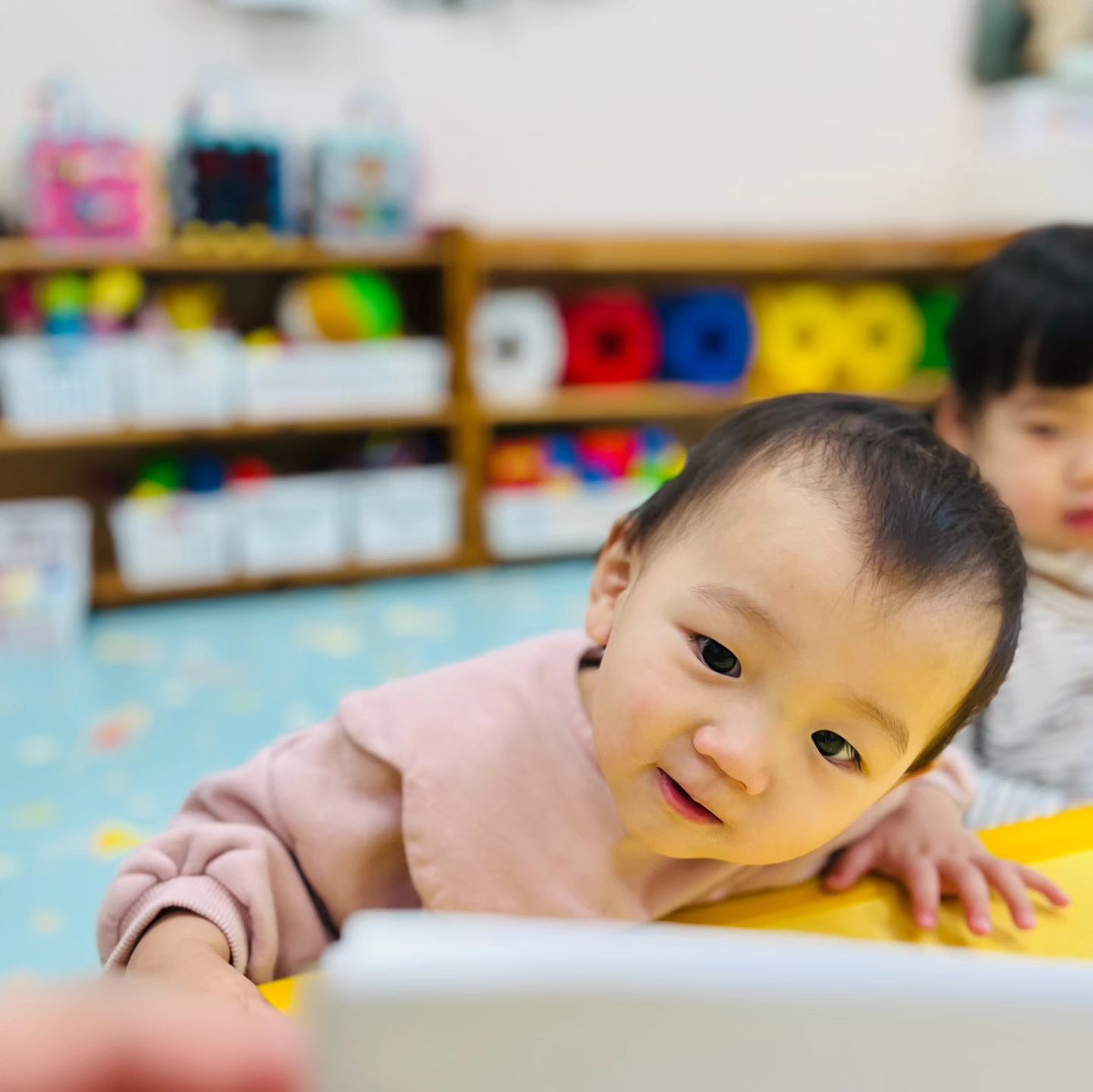 𖤐👶D+497~8ෆ

감기로 아파서 방학지나서 개학을 했지만 형들 등원하는날 같이 새해 첫 등원해서 말놀이 카드의 그림을 하나씩 보여주며 그림에 대해 설명해 주며 단어를 이야기해 주자 집중하며 따라하려고 이야기하며 미소를 보이며 그림을 탐색하며 즐거워하였고 끼적이기 활동도 즐겁게 하였고 자유놀이시간에 유희실에 나가서 놀이하였는데 별이는 오랜만에 등원해서 낯설고 어색한지 놀이하지 않고 울음을 보여 선생님 옆에 꼭 붙어 친구들이 놀이하는거만 지켜보며 새로 다시 적응시간을 가졌다고  어제와 다르게 오늘은 씩씩하게 등원해서 마이크를 잡고 놀이하였는데 선생님이 마이크를 들고 동요를 부르자 별이는 미소를 보이며 즐거워하였고 별이도 마이크를 들고 “아아~~ 아~~”하며 옹알이하며 놀이하였고 놀이하는 중간중간에도  마이크를 들고 옹알이하며 신나하였다고 집에서도 형들이랑 마이크가지고 잘놀더니 원에서도 잘놀고 잘보내고 아프지않고 보내줘서 그저 기특하고 고마운 막내😊 내일도 잘보내고 주말엔 퇴근하고 같이시간 보내줄게💕

#사랑해한별아❤ #우리집보물💕