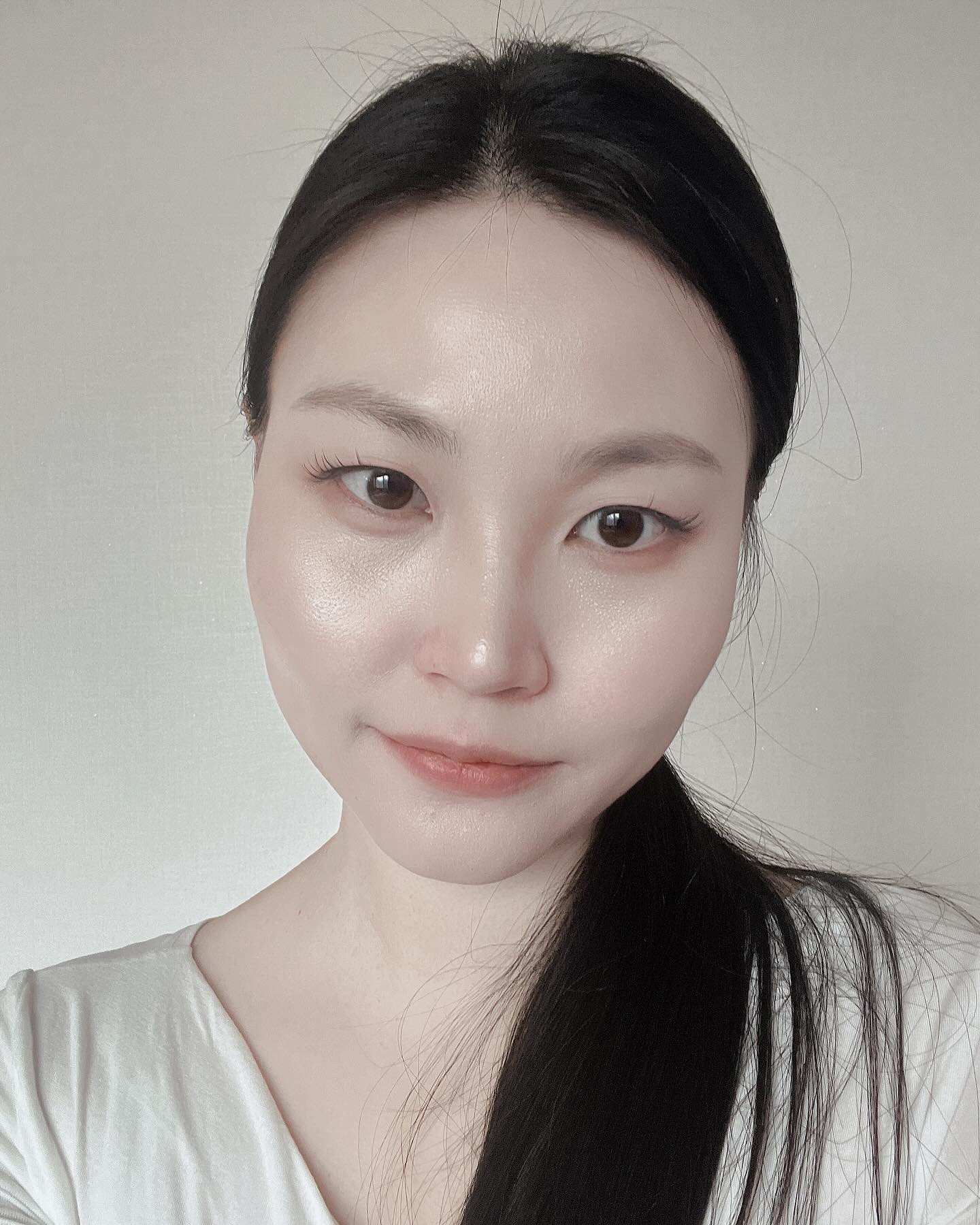 테무 속눈썹 리뷰! 결론=국내 제품과 차이가 있다!

일단 붙인 모습을 보면 나쁘지 않습니다 ㅎㅎ
그리고 나름 속눈썹 한 제품 안에 길이도 다양하게 구성했어요

결정적인 차이는 자연스러움에서 오는 것 같아요!
일단 테무 제품은 그냥 일반 통속눈썹을 잘게 잘라놓은 제품이에요
사진을 자세히 보면 속눈썹 끝에 투명라인이 들어갑니다

국내제품 사진을 보면, 속눈썹 끝부분에 아무것도 없습니다
풀을 붙여 속눈썹을 붙이면 속눈썹을 심는 듯이 연출 할 수 있습니다

테무 중국 속눈썹
장점: 글루가 잘 뭍기 때문에 초보들에게 추천
저처럼 쏙들어간 쌍커풀라인이나, 아이라인이 짙으신분들에게 추천. 
가격이 저렴함

단점:기존 통속눈썹처럼 투명라인이 들어가기 때문에, 극강의 자얀스러운 속눈썹 연출은 어려움
곡률이 많이 꺾여진느낌

국내제품
장점: 속눈썹을 숱을 심어나가듯이 연출할 수 있다
굉장히 자연스러운 곡률

단점: 속눈썹 가닥끝에 글루를 조금 뭍혀 붙이기 때문에 붙이기도 좀 어렵고, 잘 떨어지는편
중국이 대비해서 비싼편

전 데일리로는 중국꺼 붙이고, 중요한 자리나 힘주고 싶은때만 국내제품 쓸것 같아요 ㅎㅎ
여러분은 어떤게 더 좋으세요??

제가 쓰는 글루도 추천드릴까요? 검은색 글루 ㅎㅎ

#테무 #인조속눈썹 #데일리메이크업 #코덕맞팔