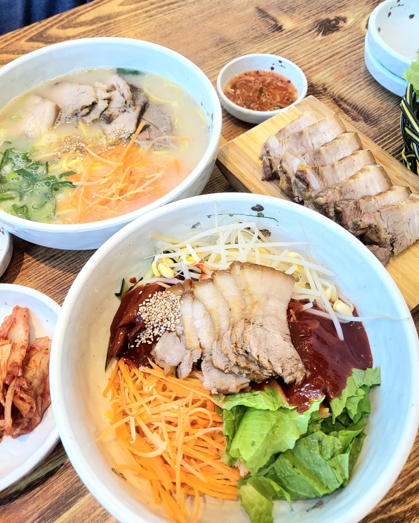 #협찬
제주 여행 2일차
아쿠아플라넷 근처 맛집인 
우리들국수에 점심 먹으러 다녀왔답니다 :)

제주에 방문하면 고기 국수가
점심으로 먹기에 딱! 이랍니다 😃

테이블에서 주문 후 계산까지
간단하게 할 수 있었고 
고기국수 비빔국수 돔베고기 다 먹고싶었는데
세트메뉴가 있었답니다

기본 반찬도 깔끔하게 나왔고
돔베고기가 먼저 나왔는데
따뜻하고 진짜 잡내 하나 없이
너무 부드럽고 맛있었답니다 😍

고기국수는 고소하고 담백한 맛이
일품이고 바람이 많이 불어 춥기도 
했었는데 뜨끈한 국물이 아주 일품이랍니다

비빔국수도 남편이 야무지게 
비벼주었는데 달콤 새콤 맛있었답니다 🤗

고기국수와 비빔국수 번갈아 가며
야무지게 먹으니 꿀맛이었네요

아쿠아플라넷 근처라 가기 전에 
먹기 딱 좋은 맛있는 점심이었답니다 👍👍

⏰️ 영업시간
매일 10:30 ~ 21:00 (매주 목요일 휴무)
제주 서귀포시 성산읍 섭지코지로 63

#제주도맛집#제주맛집#제주동쪽맛집#제주섭지코지맛집#서귀포맛집#제주성산맛집#성산읍맛집#서귀포고기국수#제주도고기국수#제주고기국수#서귀포고기국수맛집#제주도고기국수맛집#제주성산고기국수맛집#제주섭지코지고기국수#우리들국수