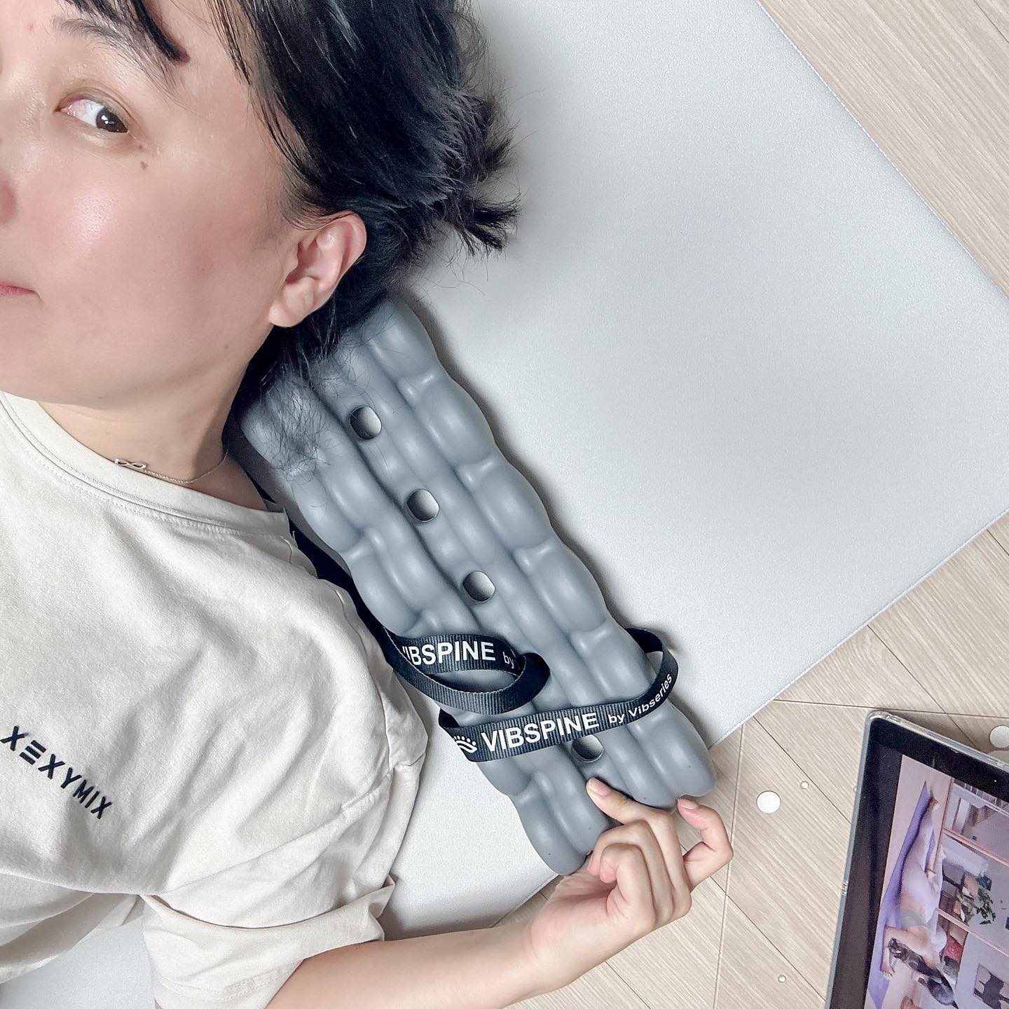 #협찬 🧘🏻‍♀️ 월수금 배드민턴 하고 나서 스트레칭 루틴 ✨ 폼롤러 말고 바이브 스파인 하세요 🫶🫶
-
“마카롱을 왜 이리 많이 가져왔어?” 라며 신랑이 신기방기했던 신개념 #폼롤러 ✨ 바이브 스파인은 누워만 있어도 이제 막 스트레칭한 것처럼 시원하게! 척추 운동에 특화되어 인체공학적으로 만들어 졌어요 😀 최대 200kg 까지 견뎌내는 엄청난 내구성 🫢🫢 함께 첨부된 운동 메뉴얼을 읽어보니 평소 집에서 풀어주던 스트레칭 루틴이랑 같아서 따라하기 좋더라고요 😌

요 특별한 탄성과 유연함이 몸을 달달하게 만들어 줄꺼에요. 스트랩이 있으니까 챙겨 다니기도 수월해보임 😊
-
-
#바이브스파인 #폼롤러 #폼롤러운동 #폼롤러스트레칭 #마사지 #안마 #요가 #필라테스 #척추 #척추스트레칭 #다이어트 #vibspine #vibspineworkout