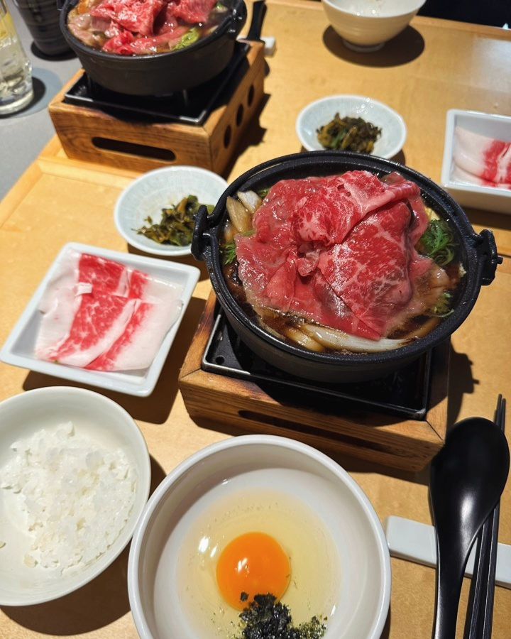 몬드리안호텔: TAKA 스키야끼🧡
이태원 스키야키 맛집 타카 런치 세트
스프부터 시작해 야채 스시 튀김 솥밥 그리고
++1 한우 스키야키 -  말차 팥빙수디저트까지!
푸짐하고 다양해서 더 든든한 맛있는 점심😘
질 좋은 한우라 고소한 맛과 부드러운 식감에 대만족
무설탕 얼그레이 크림을 곁들인 말차빙수로 깔끔하게 마무리
다 먹고는 배가 과하게 든든함

이태원 몬드리안 호텔 - 타카 스키야키 런치세트
다양한 구성에 짭짤하고 깊은 맛의 육수가 특징

#몬드리안서울이태원 #타카스키야키 #스키야키맛집
지역맛집은 ‼️NO협찬‼️#내돈내산 후기로 올립니다
.
.
.
.
.
#서울맛집 #이태원맛집 #스키야키 #일식당 #용산구맛집 #점심 #맛집스타그램 #맛집탐방 #일식 #맛집투어 #야식 #맛있다 #먹스타그램 #먹스타 #맛스타그램 #오늘뭐먹지 #맛도리 #고기 #런치 #디너 #코스요리 #먹팔 #먹팔해요 #먹스타맞팔 #먹팔맞팔 #먹팔환영