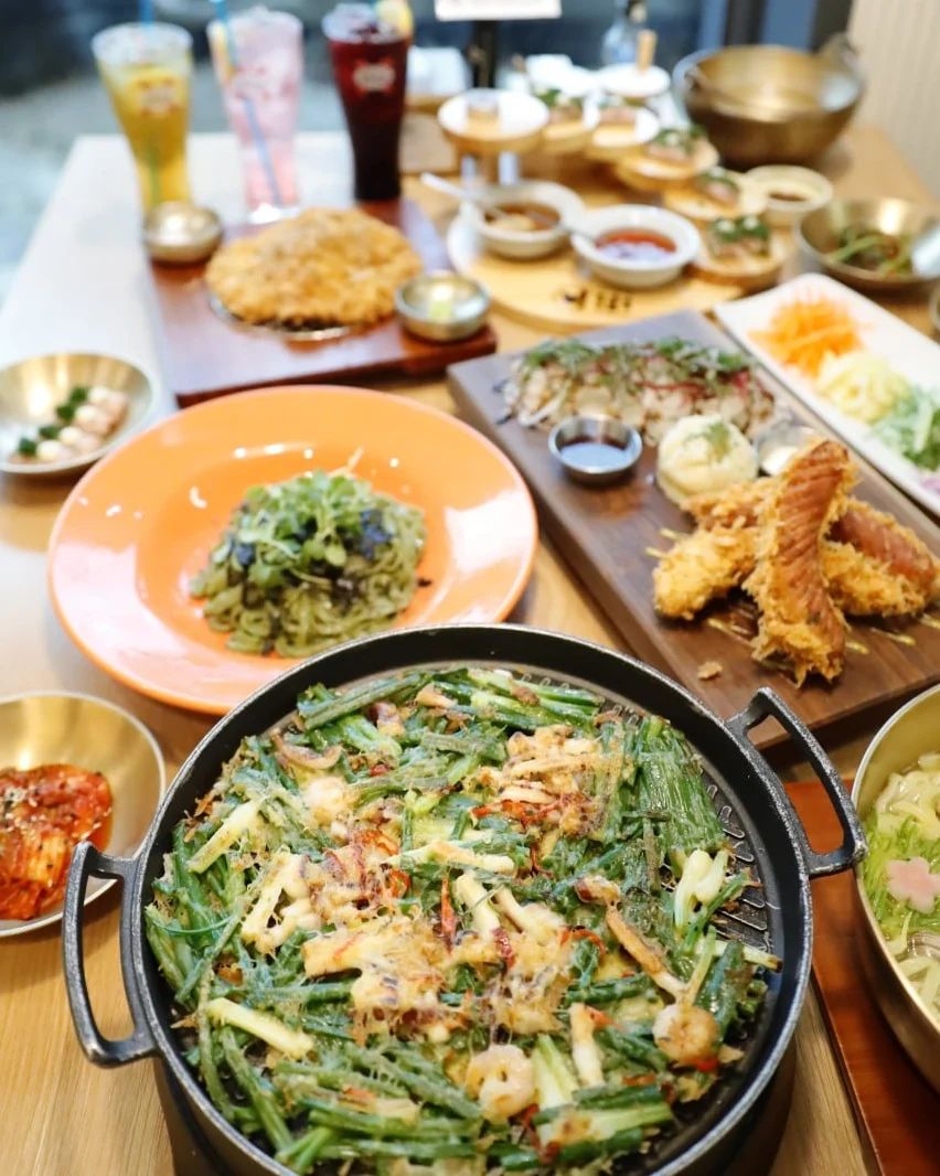 친구들 모임자리로 내가 예약한 신사와 칼국수
매장이 엄청 깔끔하고 인테리어도 고급져서 좋으다

친구들이 돈까스도 맛있고 칼국수도 맛있다고 난리네요~
이날 우리 엄청 많이 시켜서 사장님이 엄청 좋아하실듯 

단골해야겠어요 여기 너무 맛있음!
사장님도 친절하고 음식도 맛깔나서
친구들이 여기 자주오자네요 
2월 모임때도 여기로 고고싱!

#신사와칼국수 
#담양맛집 #담양칼국수 #담양맛집추천
#담양돈까스 #광주근교맛집
#광주콩물국수 #담양콩물국수