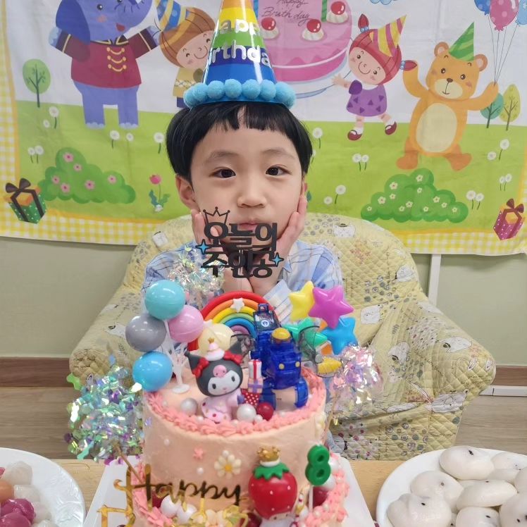 #너의생일
#첫번째는어린이집에서
#두번째는설날할머니와
#세번째는우리세식구
#진짜생이날
#어김없이수수팥떡
#직접만들기
#생일케익은moran02045 
#케익이진짜맛있었다는아들
#꿀떡 #기증떡 @섬강떡집
#답례품 무슨 잔치네 잔치
지금처럼 밝고 건강하게 자라줘 아들
내보물 💚