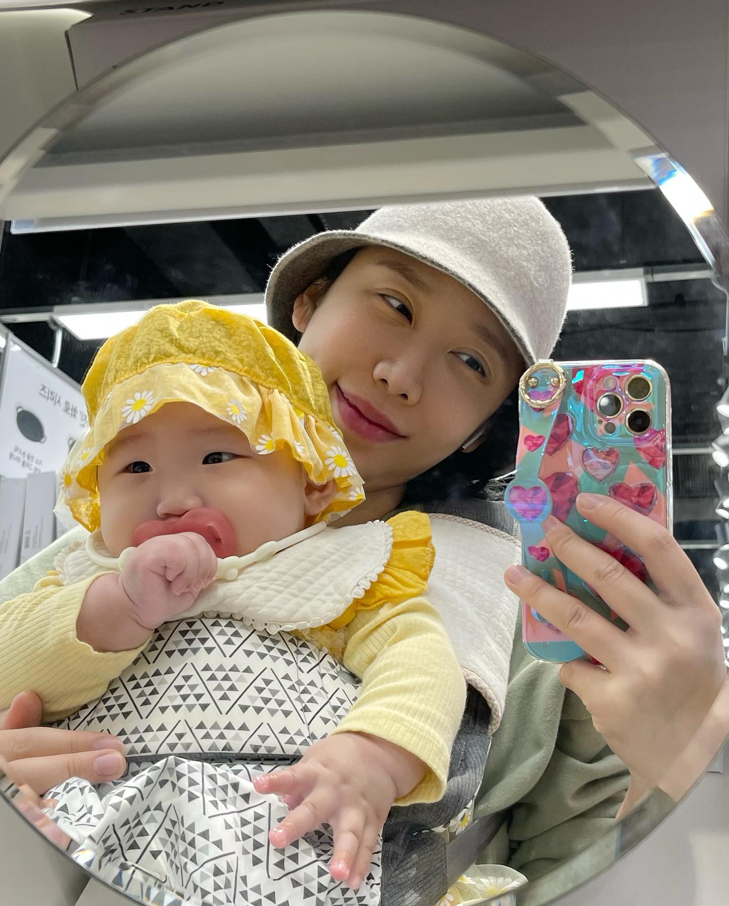 내 독사진은 없다..
어느순간 셀카도 안찍……..
사진첩엔 온통 애기사진만^^…..
그나저나 우리 한결이 연준도령 닮았따….