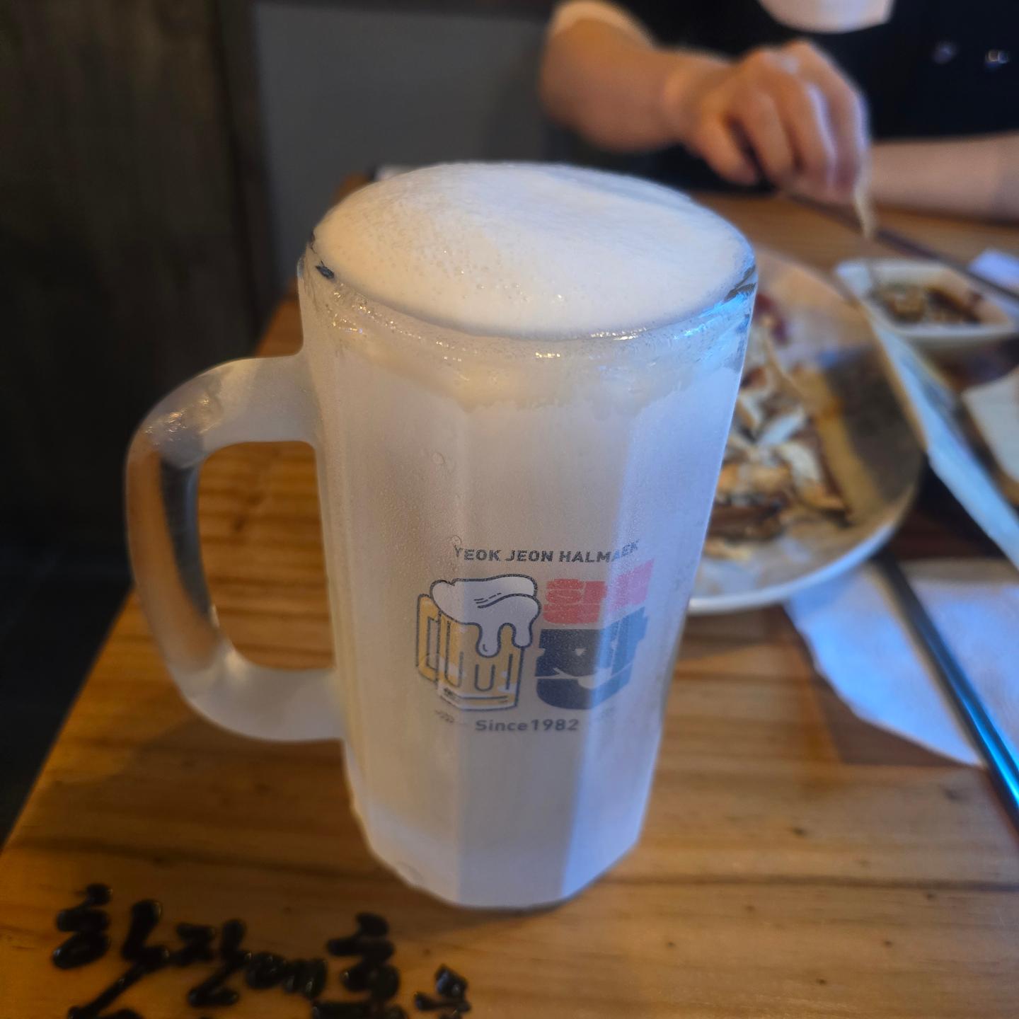 더운 여름밤..

역전할맥에서 시원한 얼음맥주 한잔~!!

크~ 시원하다이..^^

#역전할머니맥주 #역전할맥 #얼음맥주 #여름밤 #한잔