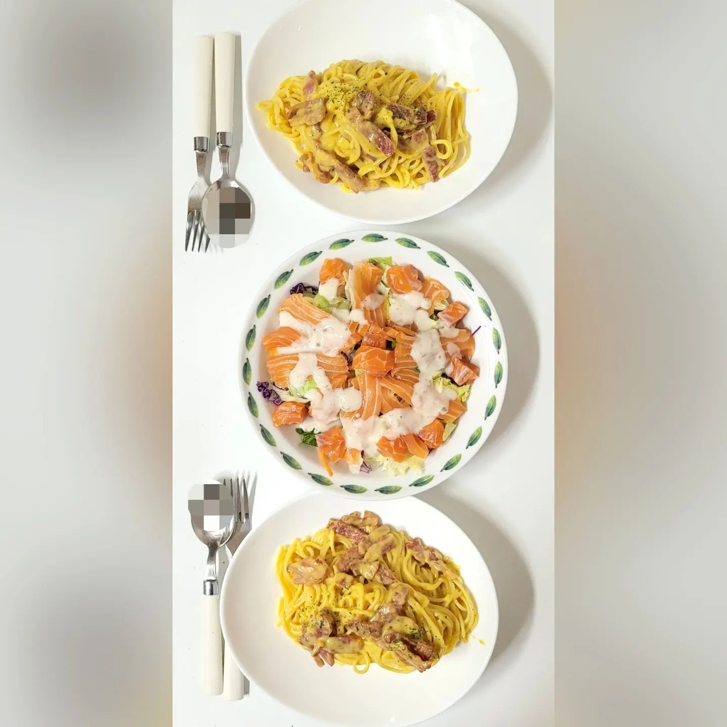 ✨️

결혼2주년.
아내가 무얼 먹고 싶냐길래
아내가 만든 음식 중 가장 맛있게 먹었던
생크림 없이 만드는 '리얼 까르보나라'라고 말했다.

파마산치즈와 계란으로 섞은 소스에 면수로 농도를 잡는
이 파스타는 마늘도 양파도 버섯도 안들어간다.
파마산 계란 베이컨 이 셋으로 맛을 내는데
아주 기가 막히다.
이 중 가장 중요한건 두꺼운 베이컨을 쓰는건데
기름을 충분히 빼줘야 깊은 맛이 나기 때문이다.

파스티 잘 만드는 아내랑 결혼해서 정말 행복하다🥰

#리얼까르보나라 #까르보나라 #파스타 
#사랑하는사람에게 #집밥 #집밥스타그램
#식단공유 #온더테이블 #쿡스타그램 #성취감 
#신혼일상 #신혼식탁 #신혼밥상 #신혼부부 #음식일기
#홈레스토랑