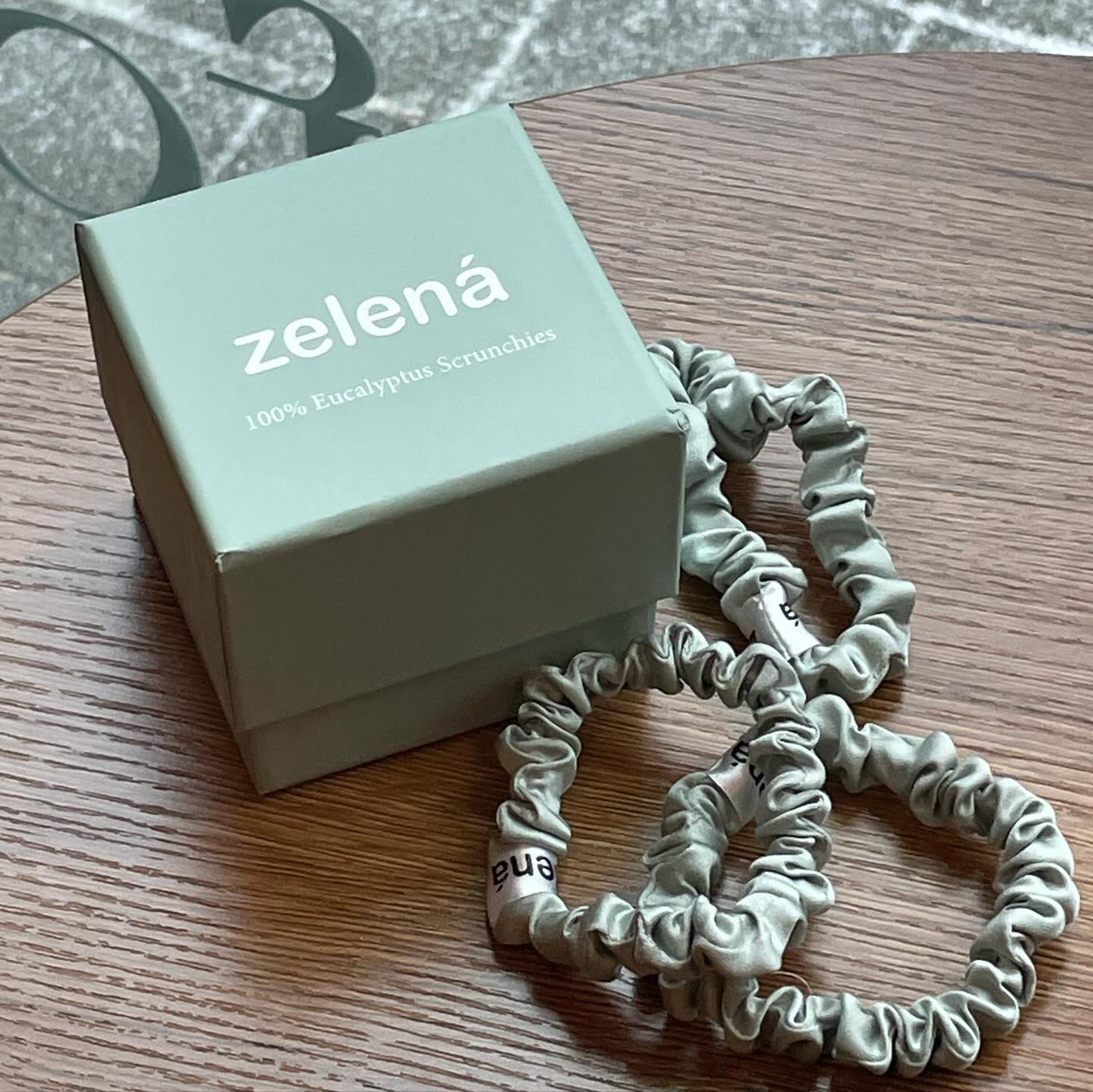 #협찬 zelena_aesthetics

민감한 피부에 딱 좋은 비건 실크 스크런치 🍀

유칼립투스 섬유로 만들어져서 윤리적인데다가
고급스럽고 실키한 덕에 머릿결 보호도 되는 최고의 헤어밴드 •••
컬러도 은은하니 농협은행 〰️

요즘 잘 때 머리끈 이것만 쓰쟈나 (⁎⁍̴̆Ɛ⁍̴̆⁎)💚

#젤레나 #비건실크 #유칼립투스 #스크런치 #헤어밴드 #곱창밴드 #친환경 #윤리적인 #지속가능한 #윤리적소비 #비건제품 #친환경소재 #비건지향 #플렉시테리언