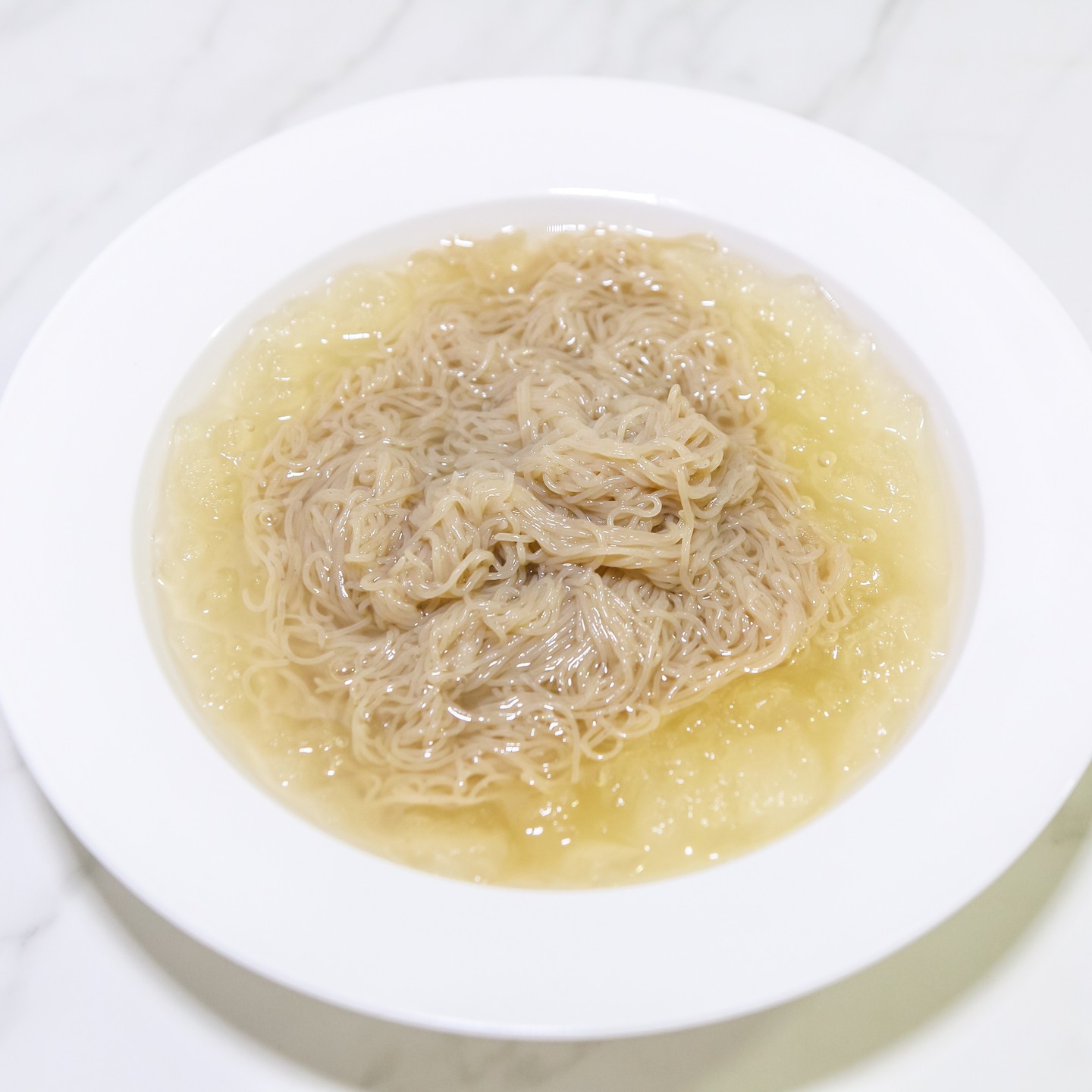 _
🍜 풀무원 평양물냉면 사리 2,660원
🍜 풀무원 평양냉면 육수 2,800원

이번에 소개 할 상품은 샵풀무원에서 구매해서 맛 본 '평양냉면 사리와 육수' 되겠습니다. 계절 관계없이 시원한 면요리를 즐기지만 확실히 무더운 여름이 되면 더 찾게되는게 시원한 면요리인 것 같습니다🤣

풀무원 평양냉면 육수와 사리의 경우 실온보관 상품이기때문에 상당히 긴 유통기한이 특징 중 하나 되겠으며 냉장, 냉동고 자리가 협소한 분들이 쟁여 놓고 맛보기에 더더욱 좋은 상품이 아닌가 생각합니다. 단 육수는 냉동보관을 해서 살얼음을 동동 띄어 맛을 보는게 더 맛있다는 점😊

저는 포스팅을 위해 오리지널 상태로 사진을 찍었는데 자신이 좋아하는 재료나 냉장고에 자리를 차지하고 있는 짜투리 재료를 추가하면 보다 더 맛있게 즐길 수 있겠습니다😍

눈에 띄는 특징은 사리의 경우 40초 정도만 끓는물에 조리해주면 쫄깃탱글한 사리가 완성이라는 점! 그리고 육수는 식초나 겨자소스를 추가하지 않더라도 기대했던 새콤함과 감칠맛을 맛볼 수 있다는 점 정도가 될 것 같습니다😍
.
.
.
.
.
.
.
.
.
#풀무원 #샵풀무원 #풀무원냉면 #풀무원평양냉면 #풀무원물냉면 #평양냉면 #냉면 #물냉면 #냉면스타그램 #면스타그램 #냉면사리 #냉면육수 #맛집블로그 #맛집블로거 #냉면맛집 #평양냉면맛집 #여름별미 #보양식 #냉면맛집추천