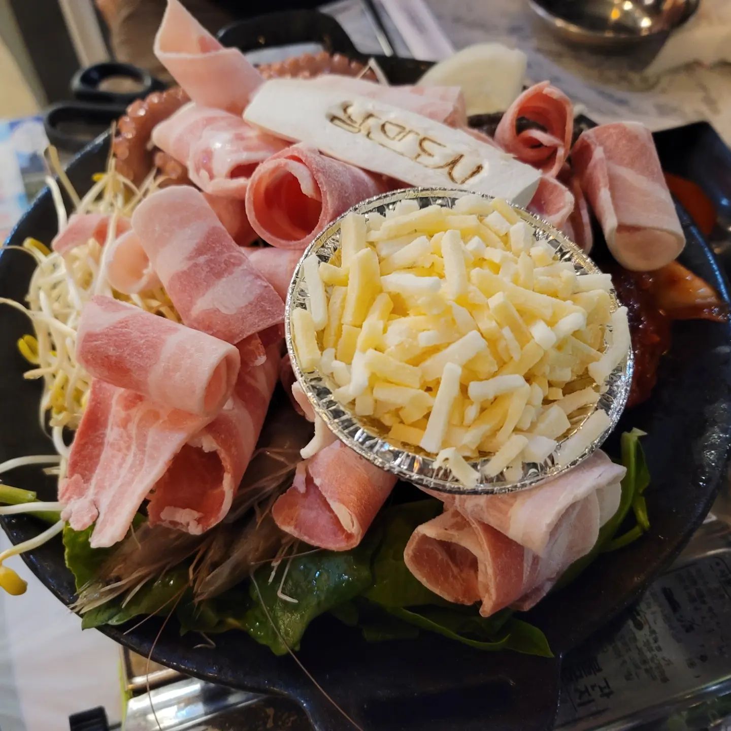 #여수맛집 #여수낭만포차32번 #오잇_여수
춥기도하고 일주일동안 고생했으면 소주한잔해야겠죠! 오늘따라 여수밤바다를 보며 먹었던 돌문어삼합과 조개구이가 생각나네요! 여수밤바다~~ 뭐하고 있냐고~~ 한잔한다고~~

여수낭만포차 32번은 지인의 친구가 하는 가게인데요. 초반 포차거리에서 부터 장사를 하셨다고해요! 근본이죠 근본!! 돌문어삼합 아주 맛있습니다. 적당히 매우면서 쫄깃쫄깃한 문어와 고기 그리고 야채를 싹 싸서 먹으면 입안에서 삼합의 하모니가~ 오기 잘했다는 생각을 받으면서 소주한잔 캬~ 돌문어삼합도 맛있었지만 진짜 조개구이 꼭 드세요! 조개가 싱싱하니 진짜 맛있더라고요. 바다가 입안에 촤악~~ 그런데 너무 맛있어요 제가 먹어본 조개구이 중 가장 맛있던것 같아요! 주인장님 픽이였는데 대박이였습니다~ 거기에 마무리는 볶음밥! 낭만을 한번에 느껴버렸네요~~ 

여수에서 어디가실줄 모른다면 여수낭만포차 32번으로 가세요! 양도 많고 후회하지 않으실겁니다. 인친들에게 전활걸어~ 맛을 알려주고 싶네요~~

네이버 검색창에 @오잇 검색하셔서 보시거나 혹은 프로필 링크를 클릭해주세요!
.
.
.
#음식스타그램 #먹스타그램 #먹스타맞팔 #먹스타맞팔환영 #돌문어삼합 #돌문어삼합맛집 #조개구이 #여수낭만포차 #여수 #jmt #존맛 #존맛탱 #맛집 #맛스타그램 #소통환영 #소통 #선팔하면맞팔 #음식추천 #추천음식 #추천메뉴 #메뉴추천 #맛있다그램 #저녁 #저녁메뉴 #조개구이맛집 #푸드스타그램 #내돈내산