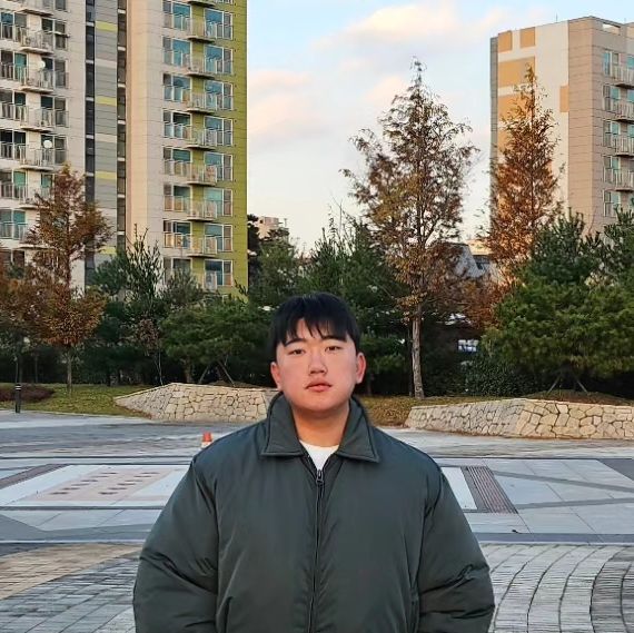 히웅 on Instagram: "#광고 @standarderror_official 추워,,,탕 오버핏 실루엣의 카라넥 패딩으로 투웨이 지퍼가 사용되어 활동성이 좋은 제품이네요. 소매와 밑단 뱅딩 처리로 깔끔한 실루엣과 부드러