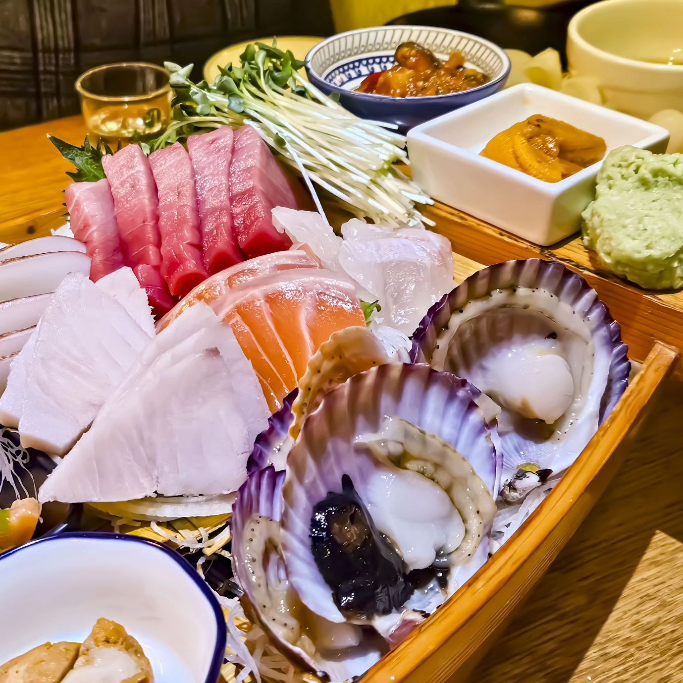 #이자카야 에서 #음식 맛있어서 #술 보다 음식을 더 많이 먹고 오게 될 줄은 몰랐던 #상무지구술집 #갓포이에

괜히 #상무지구 #술집 중에서도 #맛집 으로 꼽히는 게 아니구나를 제대로 느꼈던 모임 :D

순서대로 모듬 #사시미 中 - #스키야키 - #한우 #타다끼 - #깐풍기 - #불고기피자

웬만한 횟집보다 회가 더 맛있고, 구성 좋아서 또 찾고 싶은 #상무지구맛집 이자카야 갓포이에