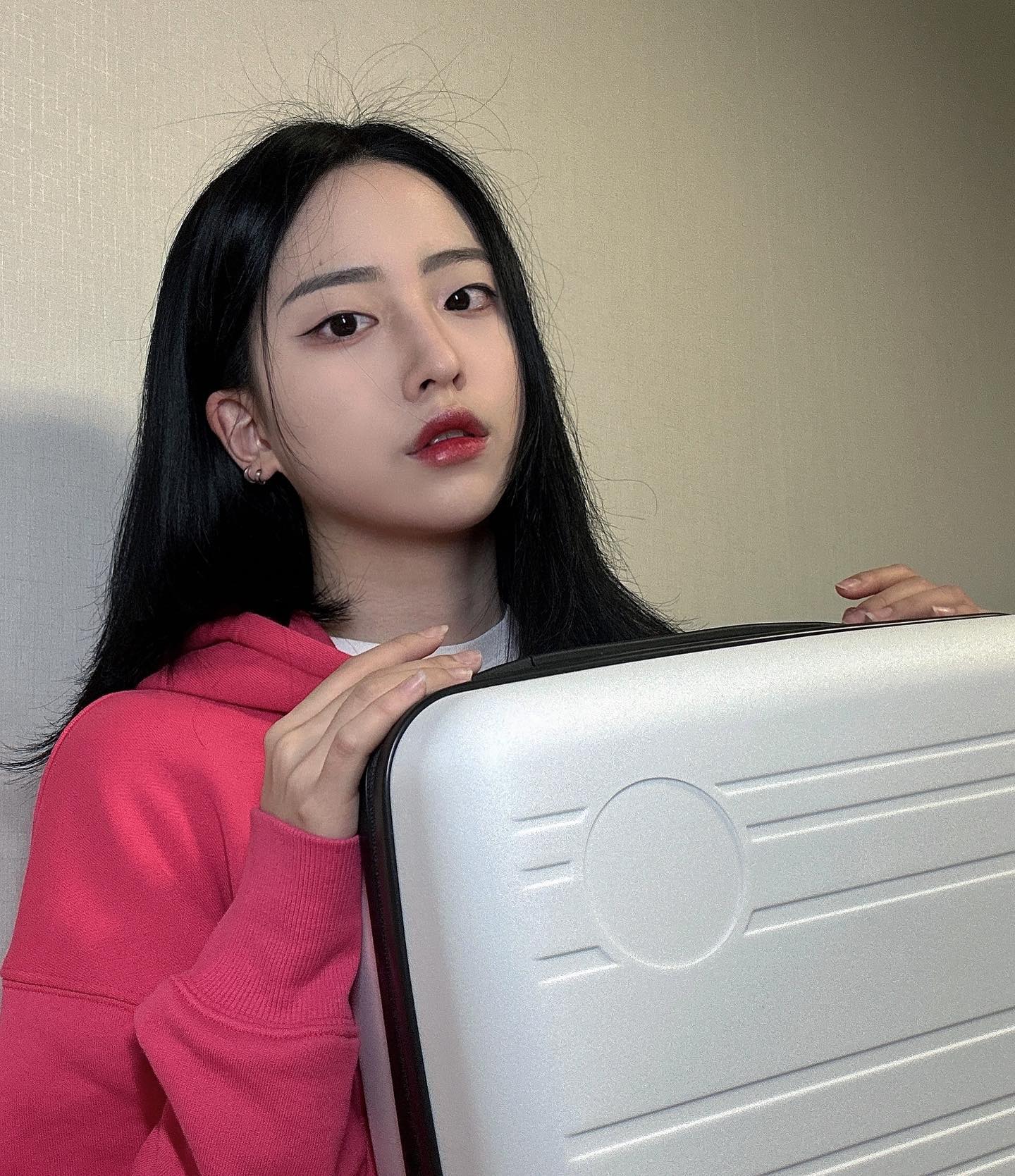 캠핑이나 1박2일, 당일치기 여행갈 때 필수템을 가져왔어요 ! 

짧은 여행 갈 때 캐리어 가져가기에는 가방이 너무 크고~ 배낭을 가져가기에는 매고,벗고가 번거롭잖아요? 얘 하나면 됨. 

레디백이라고 적은 양이 들어가는 것도 아니고 제 왕큰파우치, 꼬까신이랑 옷까지 들어갈만큼 수납 공간이 넉넉했음.
가방 자체가 엄청 가벼워서 물건을 넣어도 그렇게 무거워지지 않아서 좋더라구여^_^

아 뒤에 캐리어 손잡이에 끼울 수 있는 스트랩이 있어서 해외 여행 갈 때 신발 같은 건 레디백에 담고, 캐리어에 꽂으면 굳이 손으로 안들고 다녀도 됨 !

구매는 https://m.smartstore.naver.com/sicron77/products/9424409062