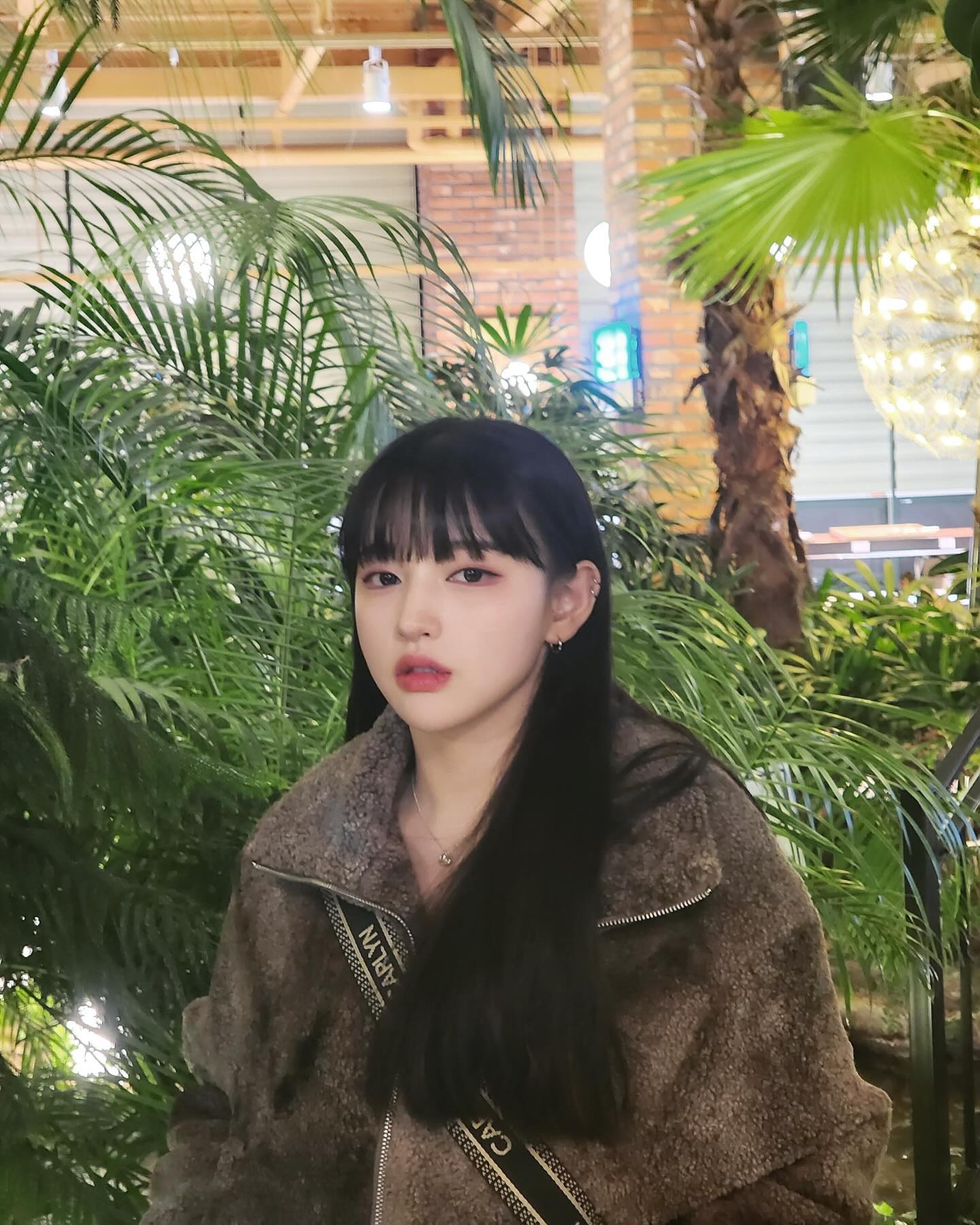 뚫어져라...~😐