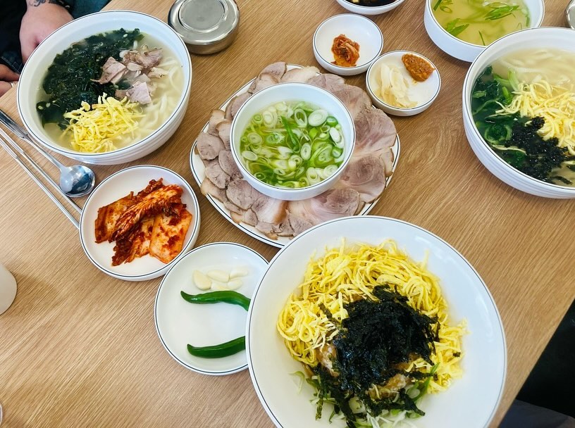 #점심뭐먹지
어제 먹은 점심 
약령시골목 안 종로 파로칼국수
점심말고 나중엔 저녁으로 하이볼이랑 같이 뱝먹으러 가보고싶다
칼국수에 하이볼..?!
맛있는 파로칼국수🍲

#대구칼국수 #대구종로칼국수 #대구약령시칼국수 #약령시점심 #약령시점심추천 #대구약령시저녁 #종로점심추천 #대구칼국수맛집 #대구시내칼국수 #대구칼국수밥집 #대구더현대맛집 #파로칼국수 #더현대대구 #대구종로맛집 #대구약령시맛집 #대구계산대성당점심
