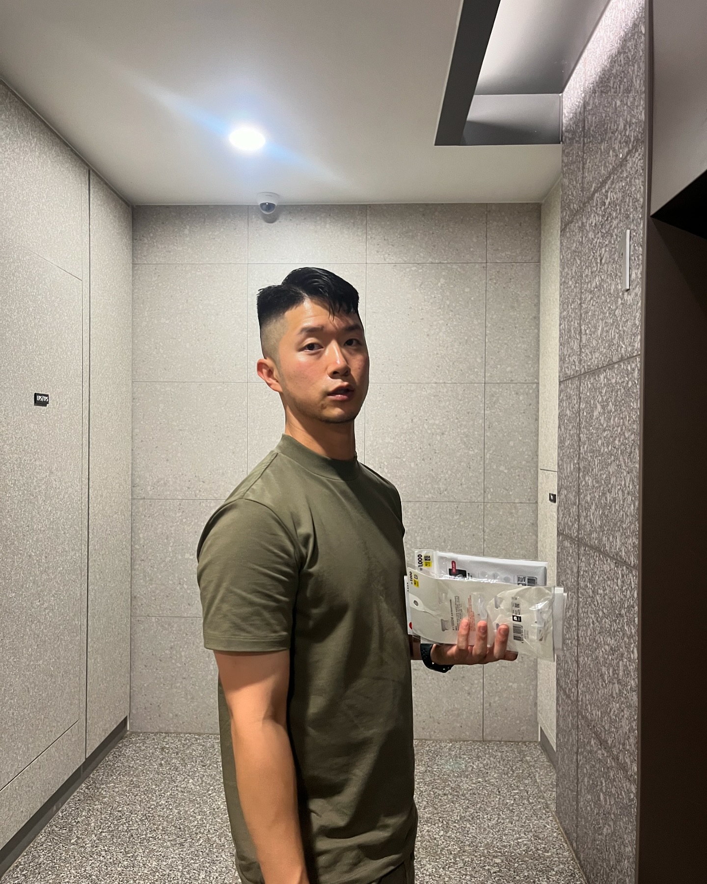 ✅ 날카로운 크루넥 
✅ 마이 페이보릿 칼라
✅ Nice soju? Nice soje (소재)
편하게 입기 좋은 solew 셋업
센스있는 소루 제품 많관부 😜
#solew #소루 #디자이너브랜드 #gift