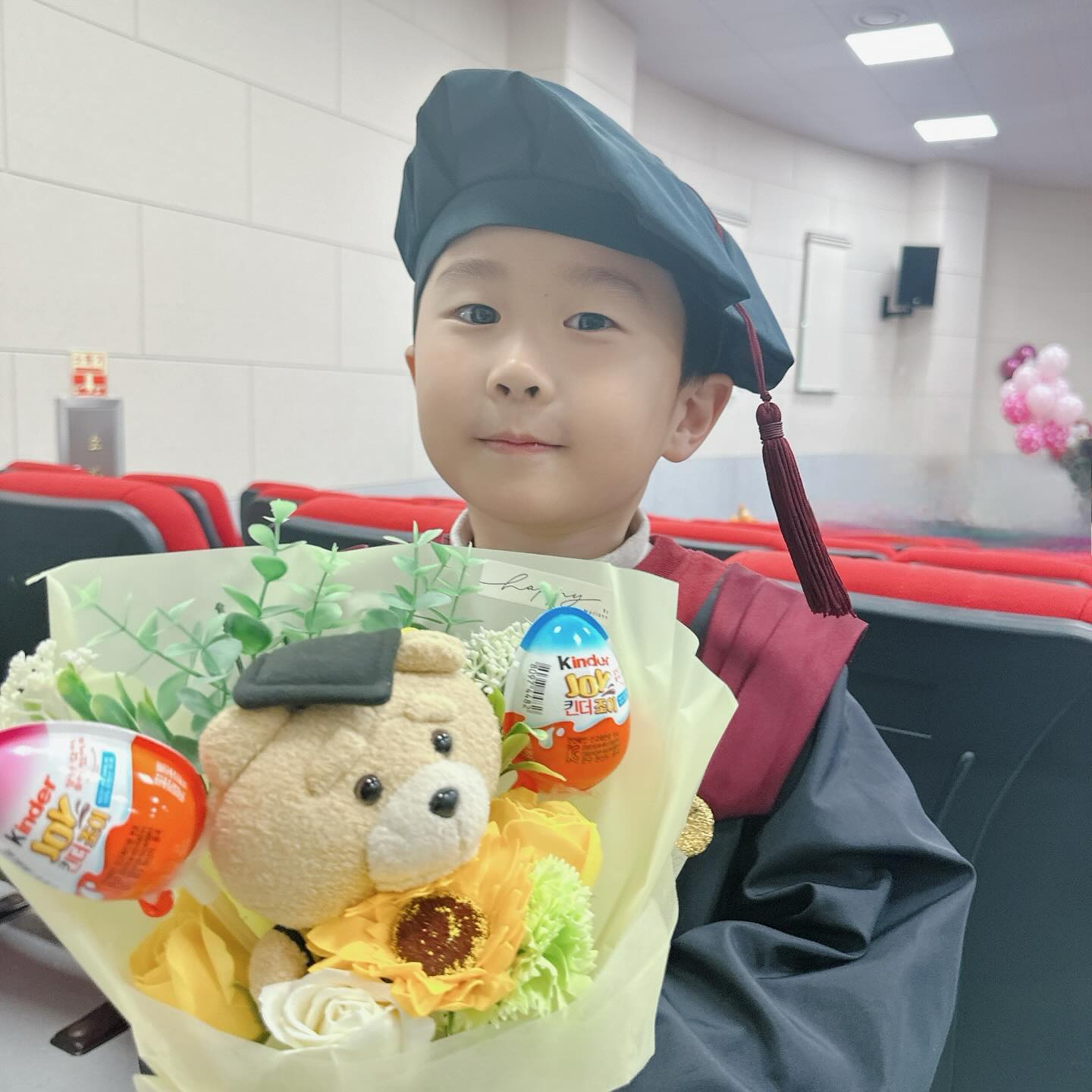 태양아 ,  졸업축하해 🫶🏻

엄마.아빠.하늘이가 항상 뒤에있으니까
아무걱정말고 앞만보고 달려가 😃

내사랑 ,내 첫사랑 ❤️
너무너무 기특하고 너무너무 사랑한다🙏🏻

#유치원졸업 #유치원졸업식 #졸업식