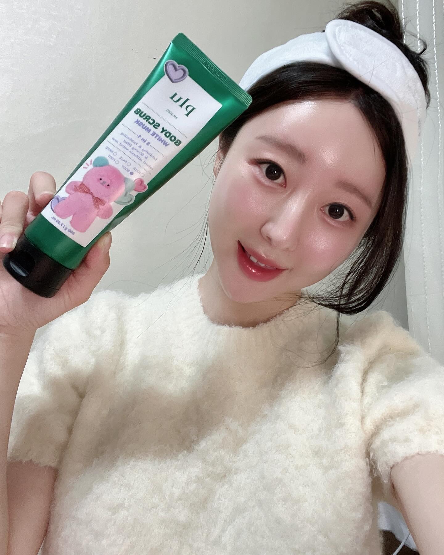 #광고 
1초당 1개 판매된다는 바디스크럽 대표브랜드 플루와 아무로키의 로키 캐릭터의 콜라보 기획 상품이 나왔다고 해서 써봤어요❤️
💖아무로키와의 콜라보로 기획세트 구매 시 로키그립톡과 다꾸스티커가 함께 증정되어요!
💖호두나무껍질가루를 사용하여 자극은 최소화하고 개운하게 각질 제거가 가능합니다>.<
 💖다른 바디스크럽 대비 사용 시 거품이 나는 제품으로 바디워시를 사용하지 않아도 개운하고 자극이 덜한 제품이라는거!
💖200g 튜브형태의 제품이 2개 들어있어 가성비가 좋은 제품이며, 호불호 없는 향의 제품으로 부담 없이 사용할 수 있어요🫶🏻

✅전국 올리브영 매장 내 입점되어 있으며, 3월 한달 한정 판매하는 올리브영 단독 기획세트입니다!
✅플루인스타그램(plu_official) 진행
 - 올리브영에서 캐릭터 콜라보 기획세트 구매 후 인스타그램 스토리로 구매 인증 시, 추첨을 통해 로키키링, 플루 본품 등 경품 증정 이벤트 진행중입니다!
