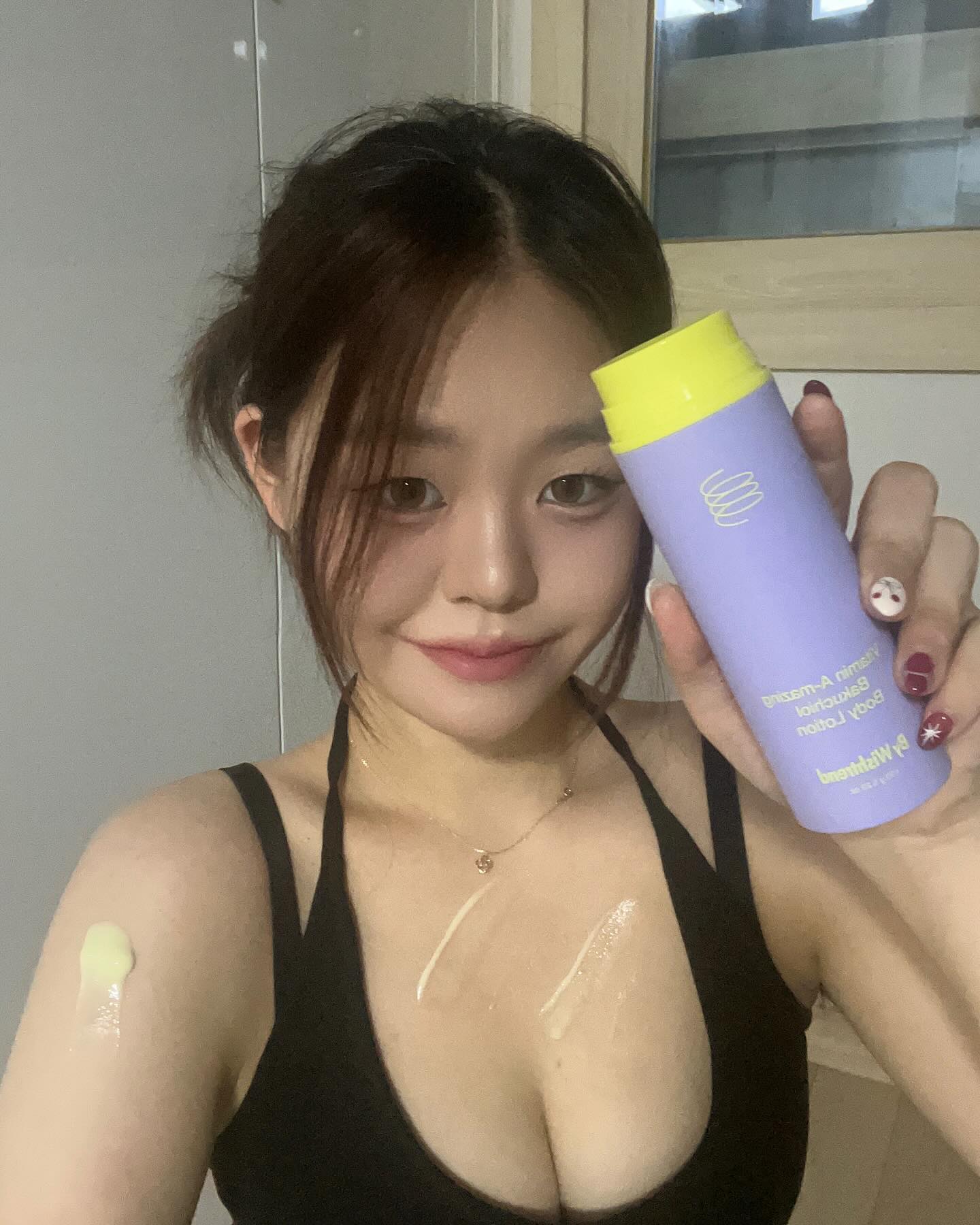 #협찬 #제품제공 #후기 #리뷰 #뷰티후기 #뷰티리뷰 

얼굴 피부도 챙기기 바쁜데 바디 피부까지 챙겨야 등드름 등 생기지 않을텐데,, 사용할 제품이나 바꿀 제품 찾고 계신다면 바쿠치올 바디로션으로 시작해보세요! 그럼 바로 정착템!

*알고가기*
- 바쿠치올은 보골지의 씨앗에서 추출한 성분으로 레타늄과 구조는 유사하지만 단점은 줄여 피부에 부담없이 사용 가능
- AHA, BHA, 비타민A로 이루져진 로션
- 인체 적용 시험으로 피부 진정, 결, 트러블, 색소잡티, 탄력 개선 및 자극과 민감성 테스트
- 일반 펌프가 아닌 에어리스 펌프라 내용물 산화 방지

*사용한 찐 후기*
💗 빠른 흡수 + 가벼운 제형 + 부드러운 발림성 + 촉촉
💗 바르고 피부를 만지면 부들부들하면서 적당한 보송한 마무리
💗 특히 각질이 심한 부위에 발라주면 매끄럽게 새로운 피부 탄생
💗 예민한 피부도 가능해서 좋아요
💗 눌렀을 때 로션이 나오는 게 자신이 필요한 양만 짜서 바르니까 사용하기가 좋아요

✅ 이렇게 사용하세요 ✅
1. 팔 안쪽이나 목 부위에 테스트 후 사용
2. 낮에 사용시 반드시 자외선 차단제로 마무리
3. 스크럽 또는 필링 제품과 함께 사용 금지

👍 이런 분들께 추천드려요 👍
1. 마무리가 끈적함 없는 제품 찾는 분들
2. 거친 피부결이나 닭살 피부, 트러블 피부 관리하고 싶으신 분들
3. 바디케어가 필요하신 분들

#bywishtrend #바이위시트렌드 #바쿠치올바디로션 #바쿠치올 #바디로션 #안티에이징 #슬로우에이징 #바디케어 #lovebywishtrend