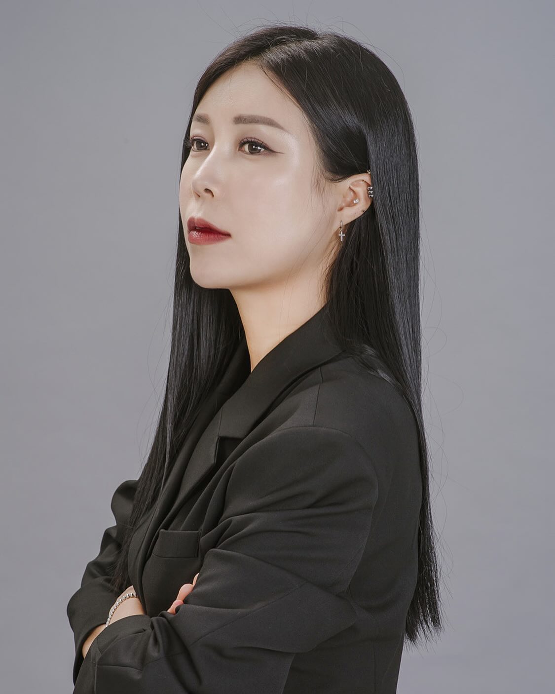 #강사프로필 
난데 너무 무섭다. 절로 머리를 조아리게 됨. 
보통 생머리 청순의 상징 아니야...? 
아닌가? 역시 락커의 상징인가?
#락윌네버다이 
앗 아니요 #컬러 #퍼스널컬러 (정신차림) 

#퍼스널컬러교육 받으러 오세욥 🌈

#퍼스널컬러강사 #먼지나방스토그래피 #먼지나방