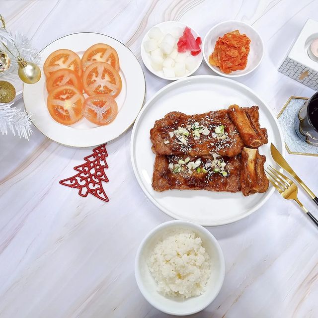 데일리 쿡 on Instagram: "#광고

#한라산 도새기에서 #밀키트로 나온 #돼지양념구이

오늘 아주 맛나게 먹어보겠습니다.

빠른 배송과 함께 저희집 냉장고를 꽉 채우며 자리잡은 밀키트 #돼지양념구이
냉장고에서 자연해동후 그리들에 굽굽~~~

👉🏻두께도 두껍고 식감이 아주 쫄깃하며 통통한 돼지고기속에 쏙 베인 양념과 육즙이 좔좔
굽자마자 먹어치우는 아니들 덕에 굽기 바쁘네요
⠀
간편하게 집에서 이렇게 먹으니 외식비도 줄이고 추운날 외출 안해도 되고
연말에 분위기 내기도 그만이네요~
⠀
가성비 좋고 간편한 한라산도새기 #돼지양념구이 너~~무 만족해요^.^

📢이 밀키트는 서울시 구로구 경인로23길 1에 위치한 한라산도새기이라는 맛집에서 제작한 밀키트입니다.

👉🏻https://smartstore.naver.com/hanrasan
⠀
👉🏻한라산도새기 : 서울시 구로구 경인로23길 1

#광고#한라산도새기#오류동맛집#캠핑요리#캠핑밀키트#서울맛집#구로맛집#밀키트#고기밀키트"