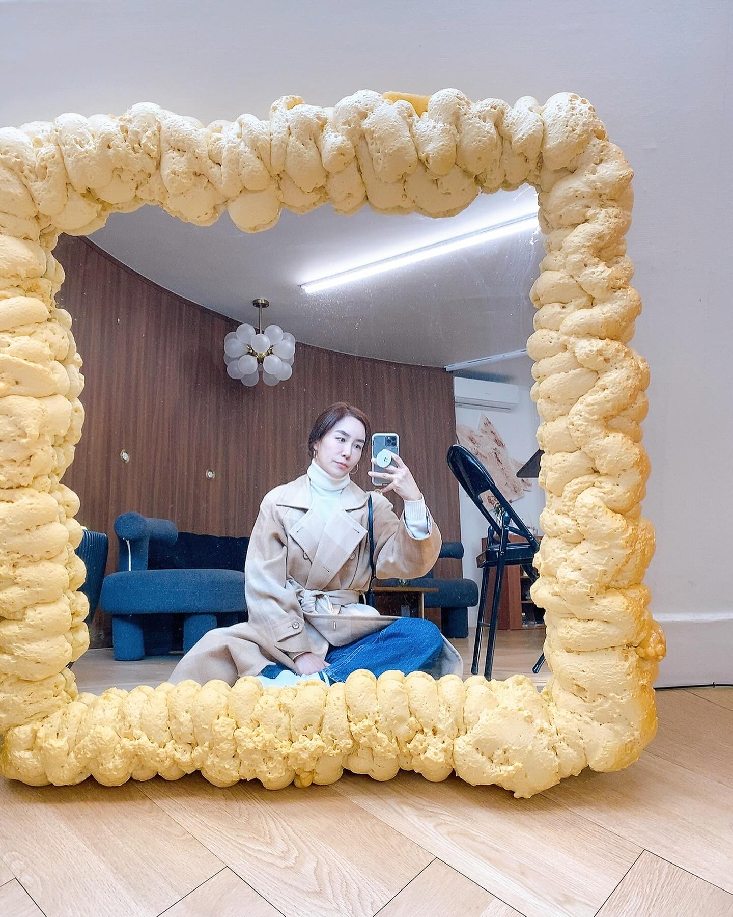 안녕👋

이 공간도 
이번달이면 안녕이라기에 인증샷 
어머님이 춥게 입고 다닌다고
한참전에 물려주신(?) 오버사이즈 코트
꺼내입으니 요즘 스타일
반갑다 코트야 👋 

#롱코트
#유행은돌고돈다