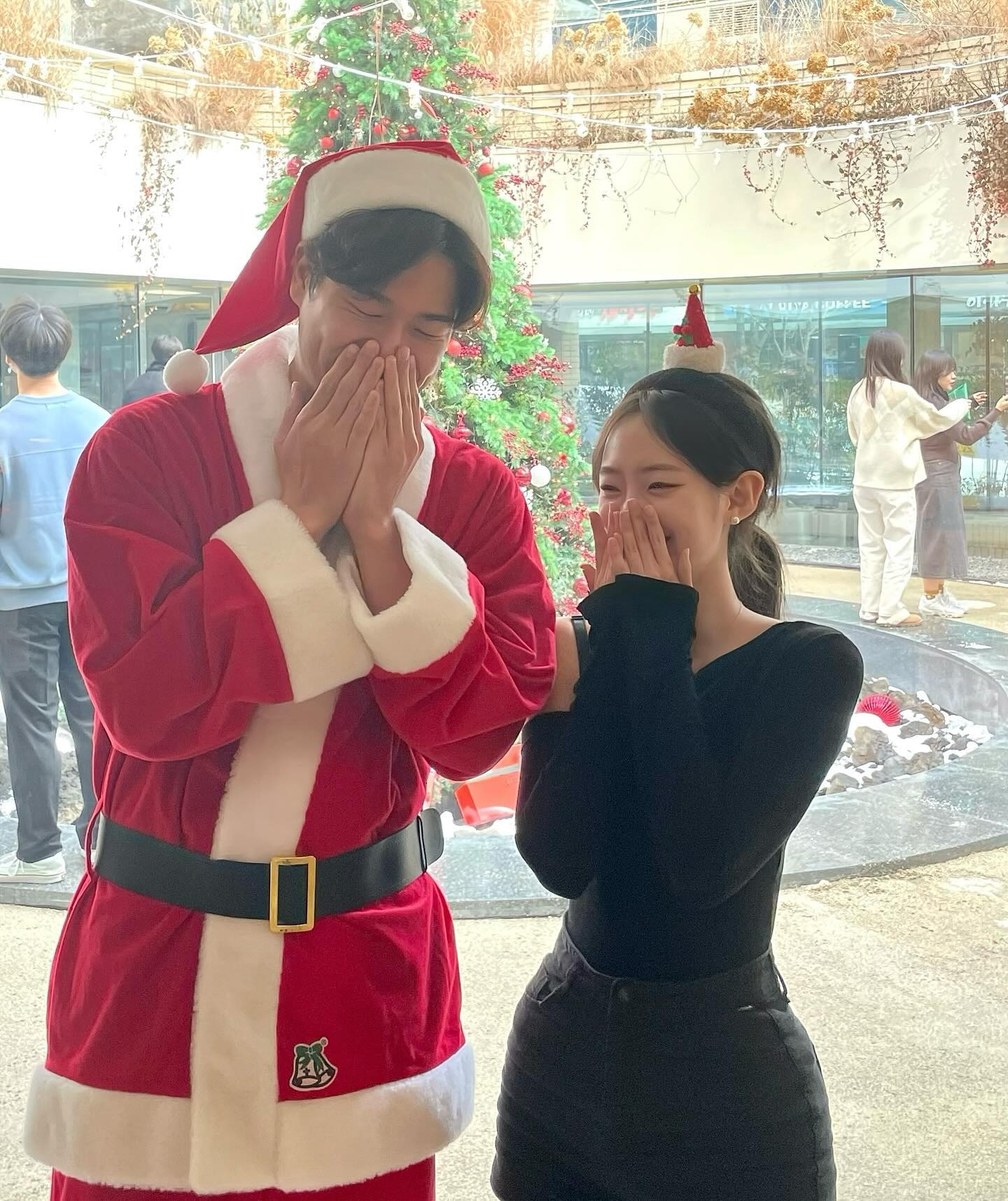 세미 닮은꼴 산타분과 함께👀ㅋㅋㅋㅋ🎅🏻🎅🏻#인크커피가산점#크리스마스이벤트#해피크리스마스 선물감사합니다🫶🏻🌟

•
•
#크리스마스#크리스마스케이크#구디카페#서울카페#트리#크리스마스트리#인크커피#카페인테리어#감성카페#1일1카페#홈파티#크리스마스선물#일상사진#인스타#감성사진#오오티디#델룩#데일리코디#lfl#fff#merrychristmas
