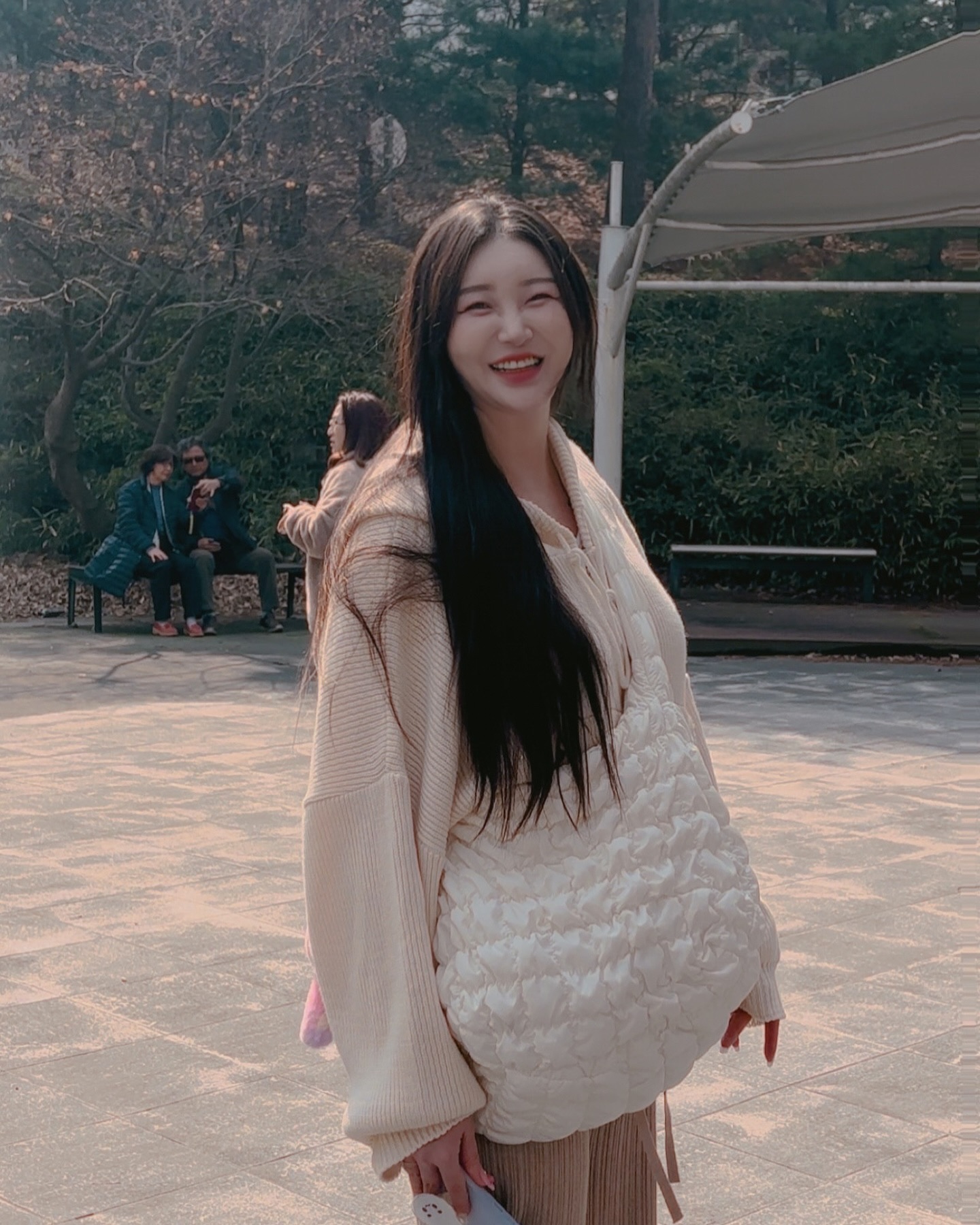 봄은 건너뛰는겨 벌써더운데