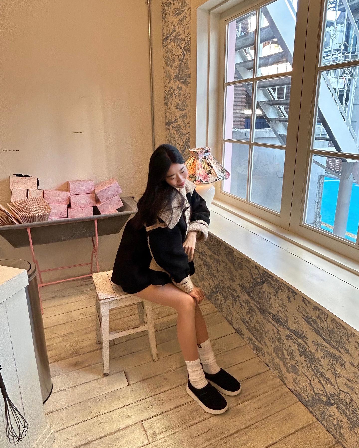 #협찬 
발편한 신발 브랜드로 유명한 르무통에서 겨울을 위한 퀼팅 패턴 패딩 뮬이 나왔다는 ㅎㅎ 
찬바람은 막아주면서 편하게 걸을 수 있는 디자인에 발 뒤꿈치 디테일까지 넘 섬세하다😊

#lemouton #르무통 #겨울코디 #뮬 #패딩뮬 #신발추천