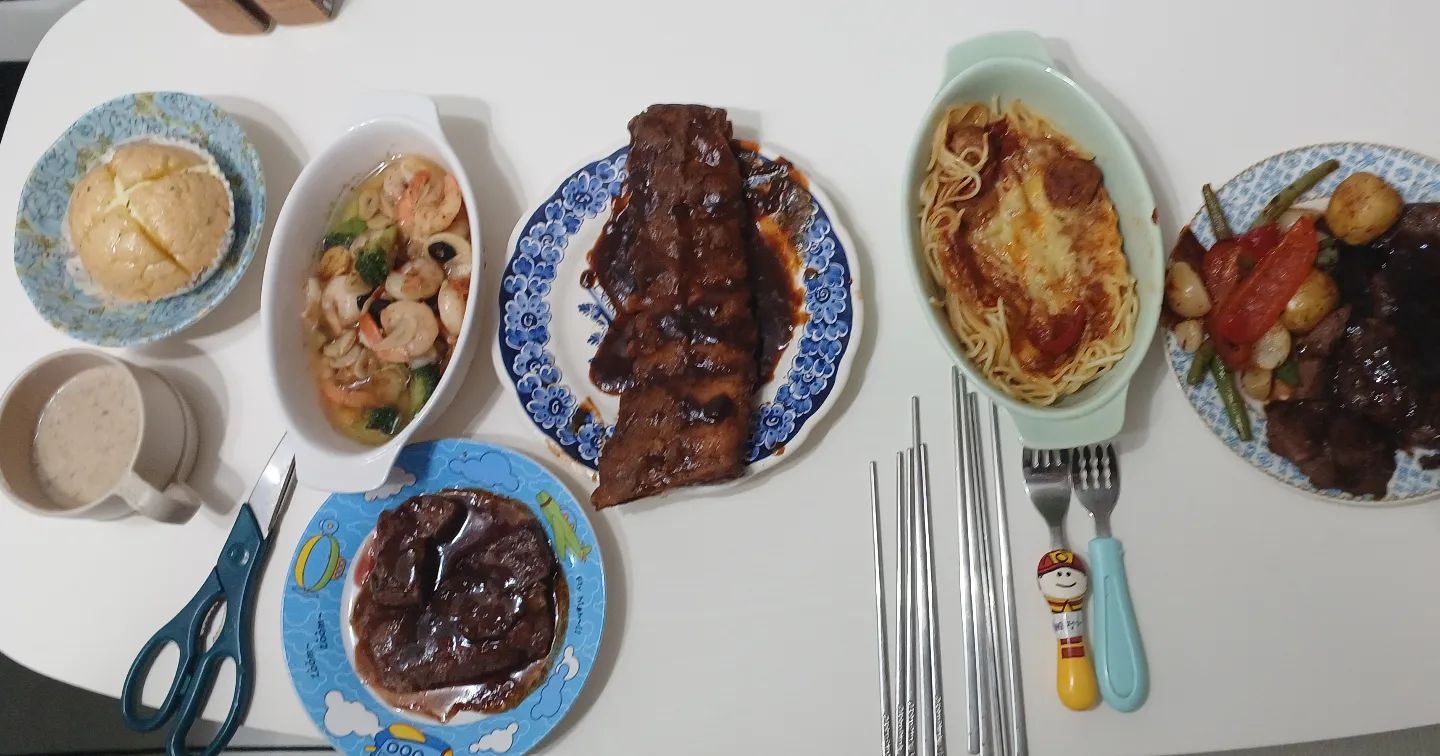 언니가 시킨 음식♡
내가 시킨 음식
엄마가 가져온 음식

풍족했는데 인원수많아서 
팍팍줄고 또 채우고
딱24시간 있다간듯

#12월31일 
#우리집#가족만남

부서회식 빠지게되서 아쉽고
가족야외만찬못하고 가게되서 더 아쉽지만
좋았던 거를 기억해야겠지

#먹방#가족먹방