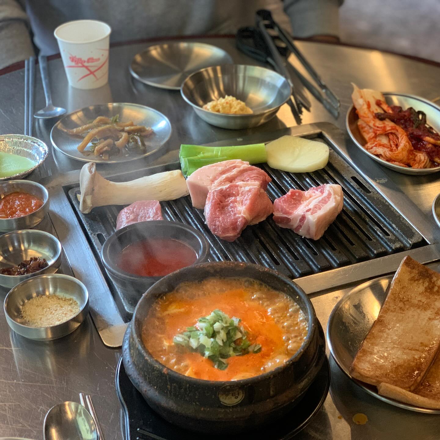 뭉텅 산본역점
.
.
.
최근 주변에 몇번 봤던 고기집 
초벌해서 나온 고기라 나오는 즉 
바로 구워먹기 편한 고깃집 :)

•뭉텅 주먹고기 한 접시
•시나몬 껍데기
•갓지은 뭉텅 특밥 2인
•두부한모 청국장

📍위치 : 경기도 군포시 산본로 323번길 26-6 1층 

버섯 가득 들어간 특밥에, 고기 듬뿍 청국장이랑
같이 시켜서 먹기! 꿀 조합

고기랑 어울리는 찬들도 다양해서 전혀 고기가
물리지 않음 ㅋㅋㅋ 

부드럽고 품질 좋은 고기에
직접 만드는 반찬들 까지 굿굿 
.
.
.
#뭉텅 #뭉텅산본역점 #뭉텅군포 #산본역맛집 #산본고기 #협찬
