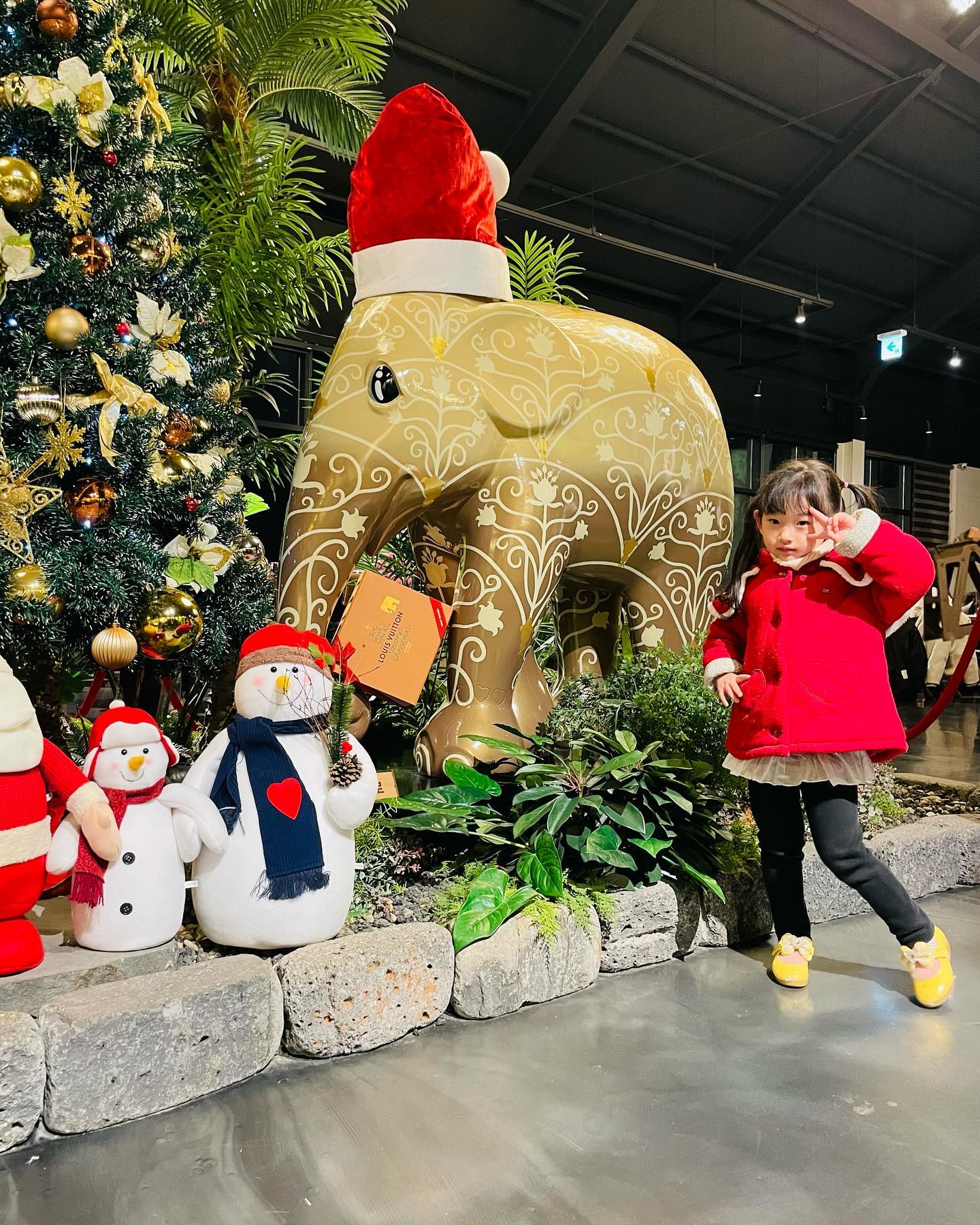 🎄이제 곧 있음 크리스마스🎄 이번 주말도 알차게 보냈다💛
 산타할아버지가 선물주는줄알고 완전 기대중이신 채서연 이 순수함마음을 깨고싶지가 않다🤭 왜케 귀여운거니ㅠㅠ 
신타할아버지한테 선물 뭐 받고 싶냐니까 티니핑 갖고싶댄닼ㅋㅋ이미 집에 티니핑이 넘쳐서..사줄 장난감이😂 그래도 이러는게 요때 뿐인데 많이 사줘야겠지ㅜㅜ❤️ 커선 엄마랑 말도 안할까봐 무섭다🥹 우리공주 엄마랑 평생친구해야됭!!! 사랑해 굠둥아
.
.
.
.
.
.
#딸스타그램 #크리스마스 #주말 #크리스마스트리 #감성카페 #도치맘 #육아스타그램 #곧크리스마스🎄 #선물 #산타 #4살 #20년생 #쥐띠맘 #사진작가 #카페스타그램 #카페투어 #엘레펀트빌리지